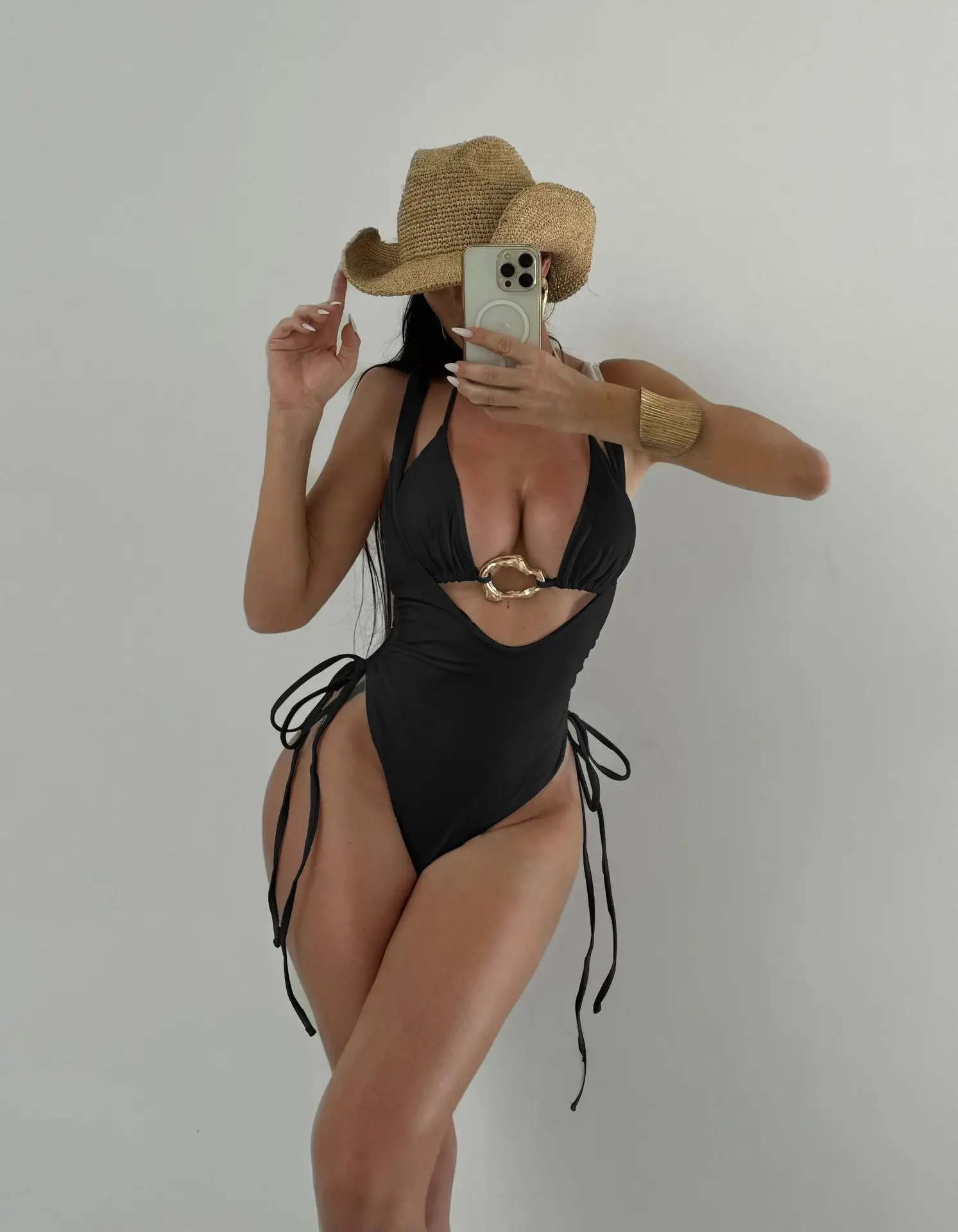 

Новый сексуальный женский черный слитный купальник с глубоким V-образным вырезом и золотым кольцом, пляжная одежда для женщин 2026 года