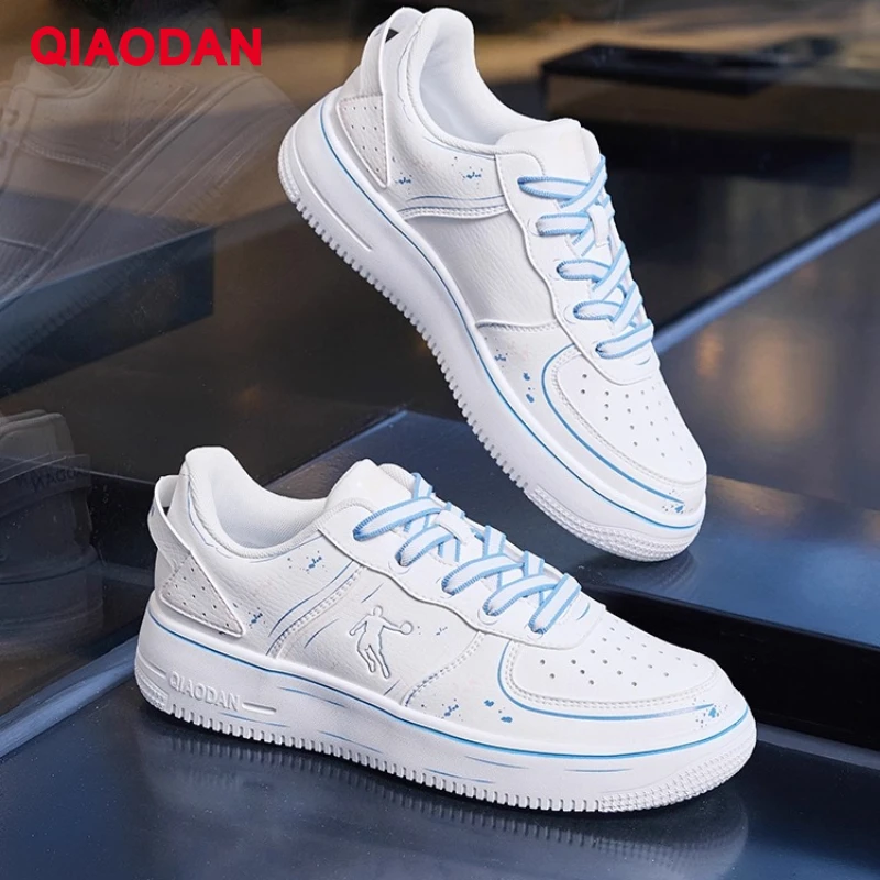 รองเท้าผ้าใบผู้ชาย QIAODAN รุ่น XM2590550T แฟชั่นฤดูใบไม้ร่วงปี 2025 ลายกราฟฟิตี้ สไตล์ลำลอง รองเท้ากีฬาอเนกประสงค์ รองเท้าผ้าใบคลาสสิก