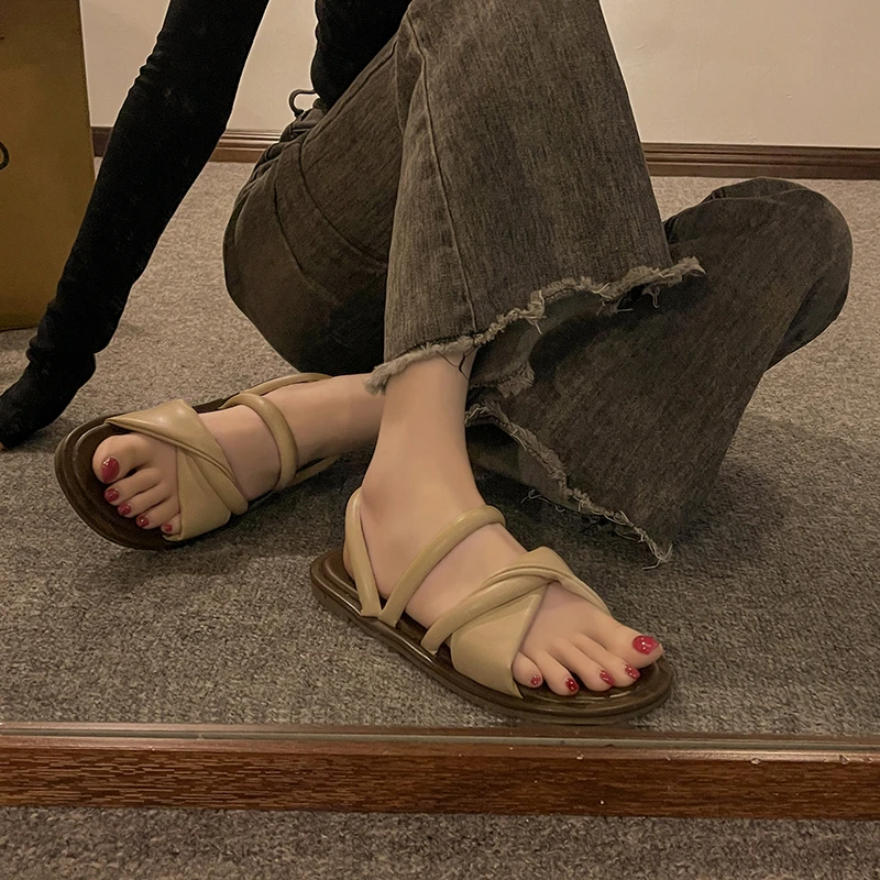 Flat Slippers Female Summer Wear 2024 New Korean Version of The French Evening Wind Temperament Fairy Leisure Beach Sandals
