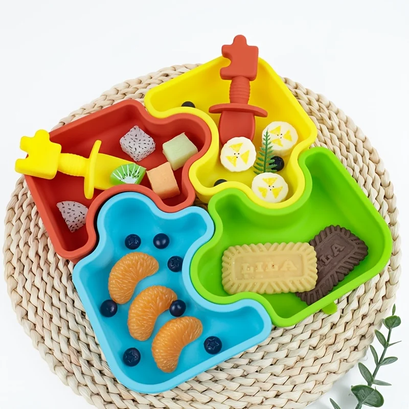 6개/세트 아기용 실리콘 식기 세트에는 스푼 1개, 포크 1개, 흡수성 고온 저항 접시 4개가 포함됩니다.