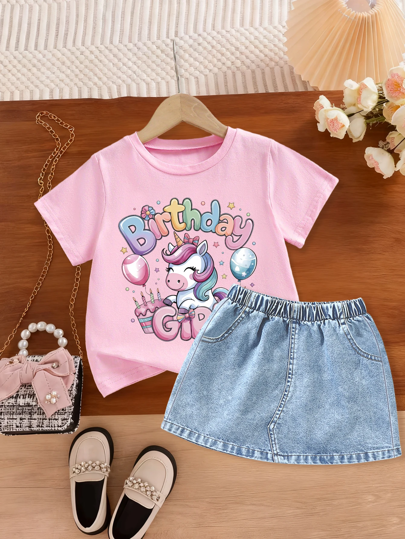 

2-х предметный стиль на день рождения, принт с рисунком единорога из мультфильма, модная повседневная милая футболка с короткими рукавами и круглым вырезом и комплект джинсовой юбки для маленьких девочек