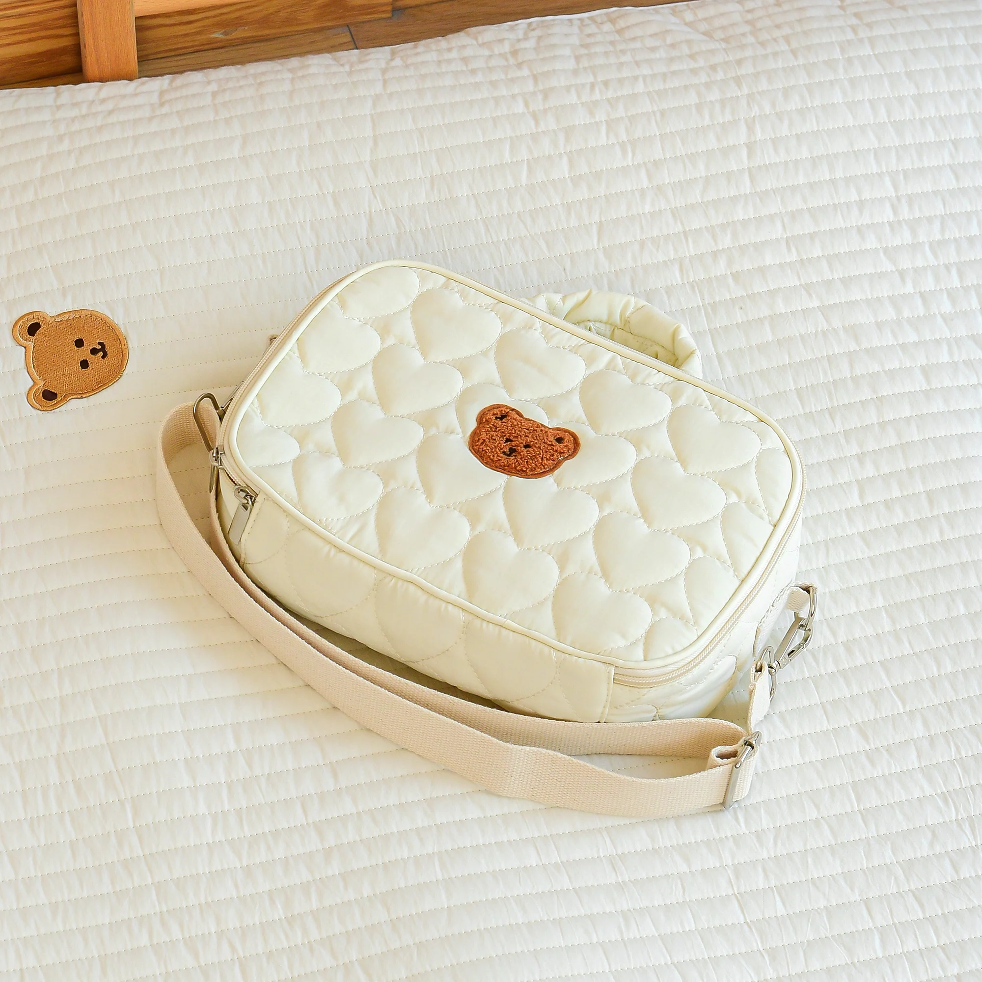 A mommy shoulder bag is easy to carry