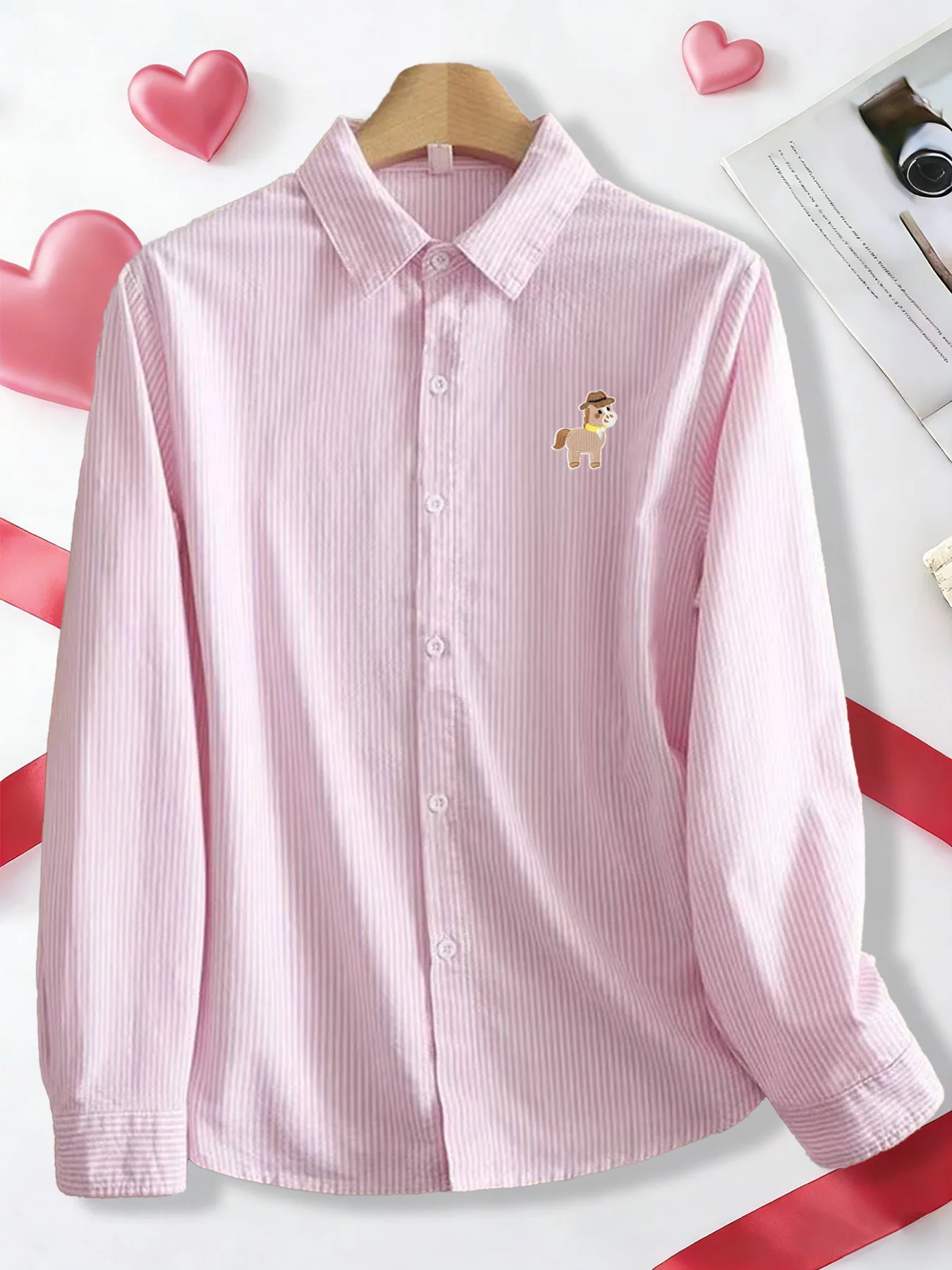 

Trendy men's slim striped shirt for spring and autumn with a small horse wearing a hat pattern, versatile and fashionable shirt