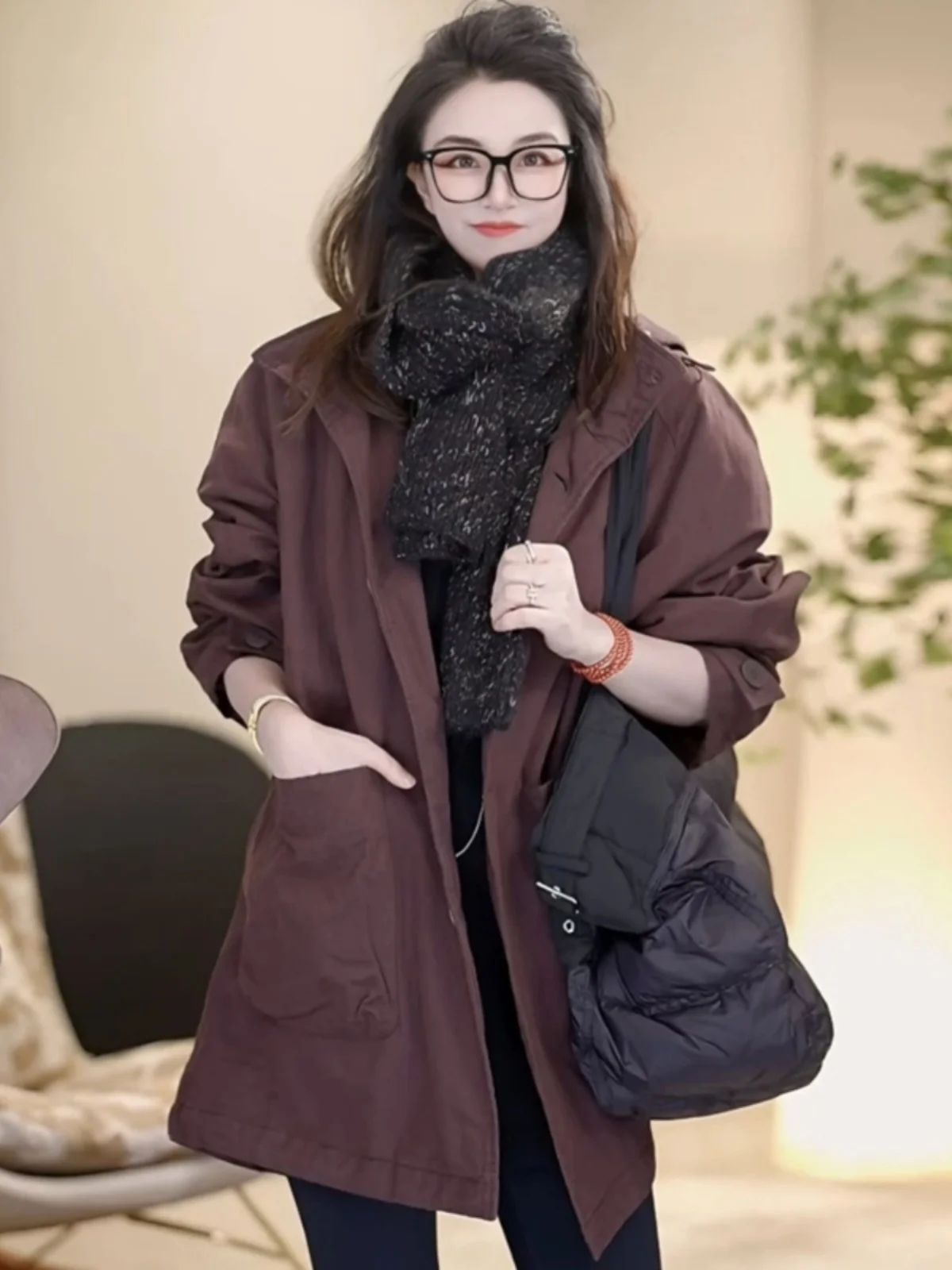 

Новая осенняя женская куртка в стиле ретро Гонконга, свободного кроя, больших размеров, средней длины, с капюшоном, скрывающая бедра, с эффектом стройности