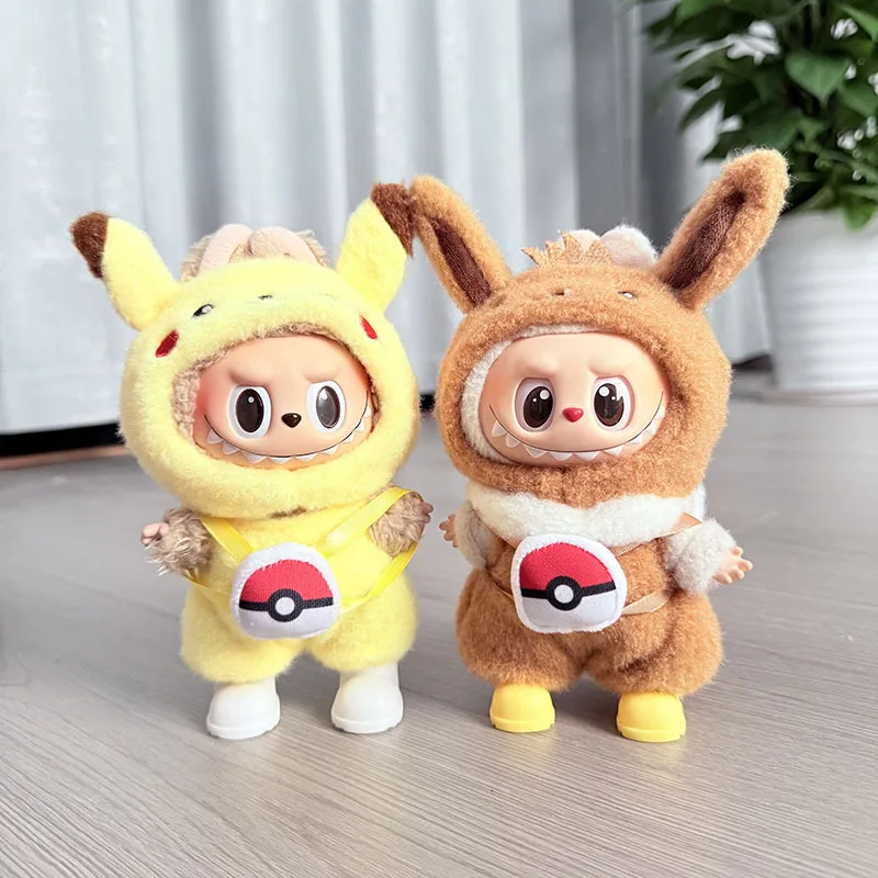 2 Stile Cartoon Labubu Kleidung Kawaii Pikachu Eevee Outfit mit Rucksack Mini Plüsch Puppe Kleidung Mode Puppe Zubehör Geschenk