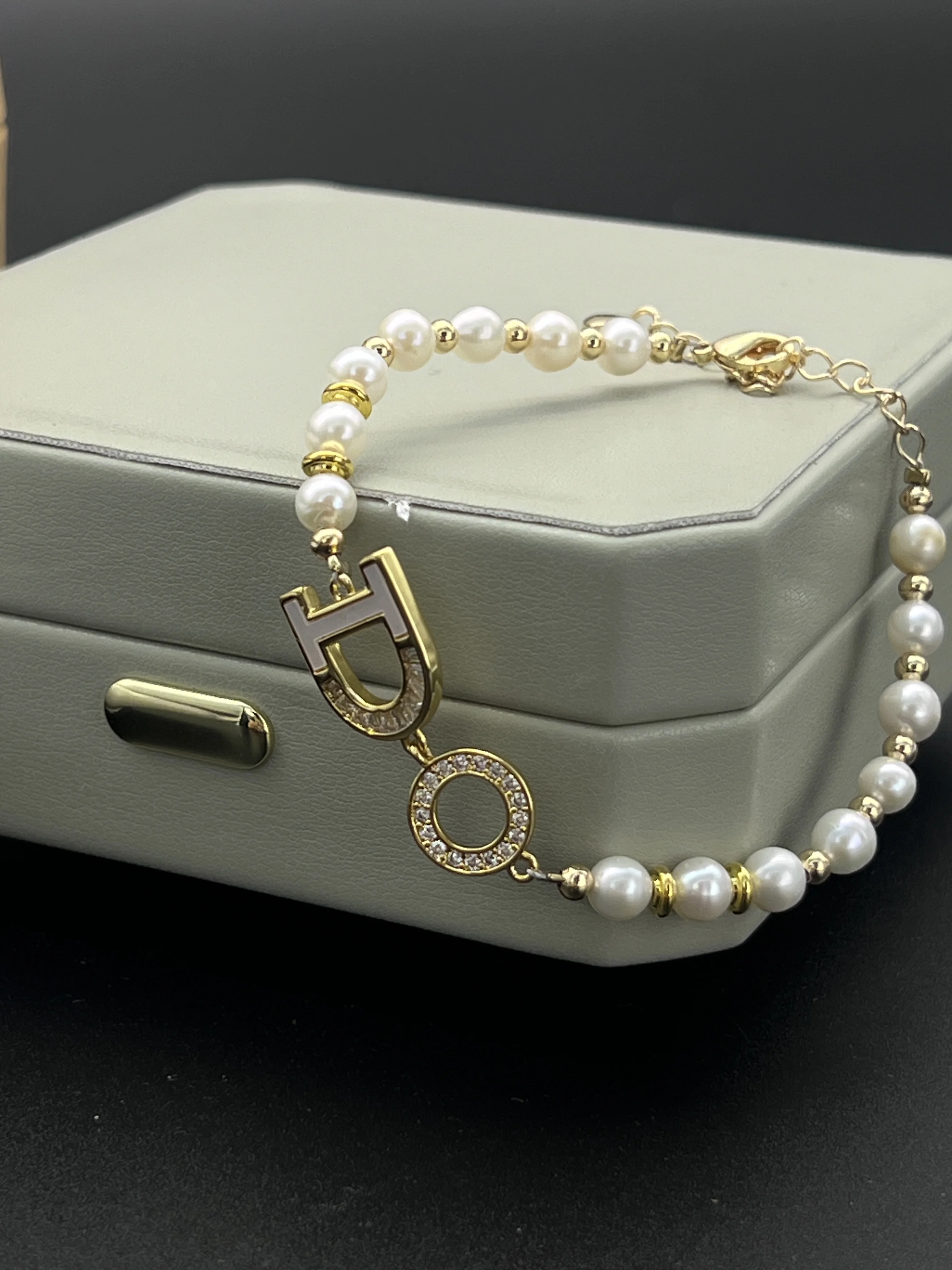 

Elegant Freshwater Pearl Bracelet Women's Letter Charm Delicate Gold Color Adjustable Beaded Chain for Daily Wear Party Jewelry