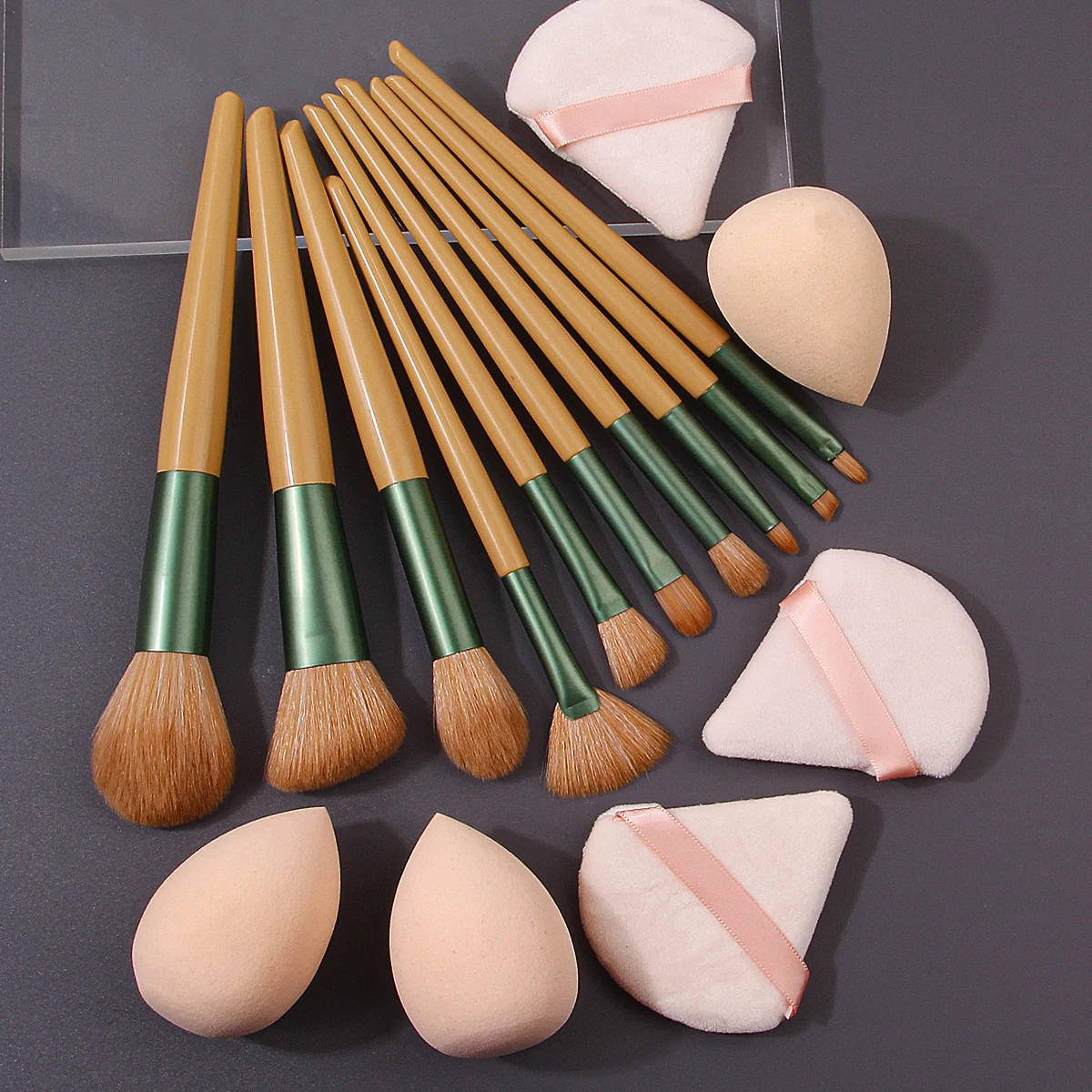 16-delige make-upborstelset van hoge kwaliteit, multifunctionele gezichtsmake-upborstel + zachte spons ei/driehoekige poederdons schoonheidstools