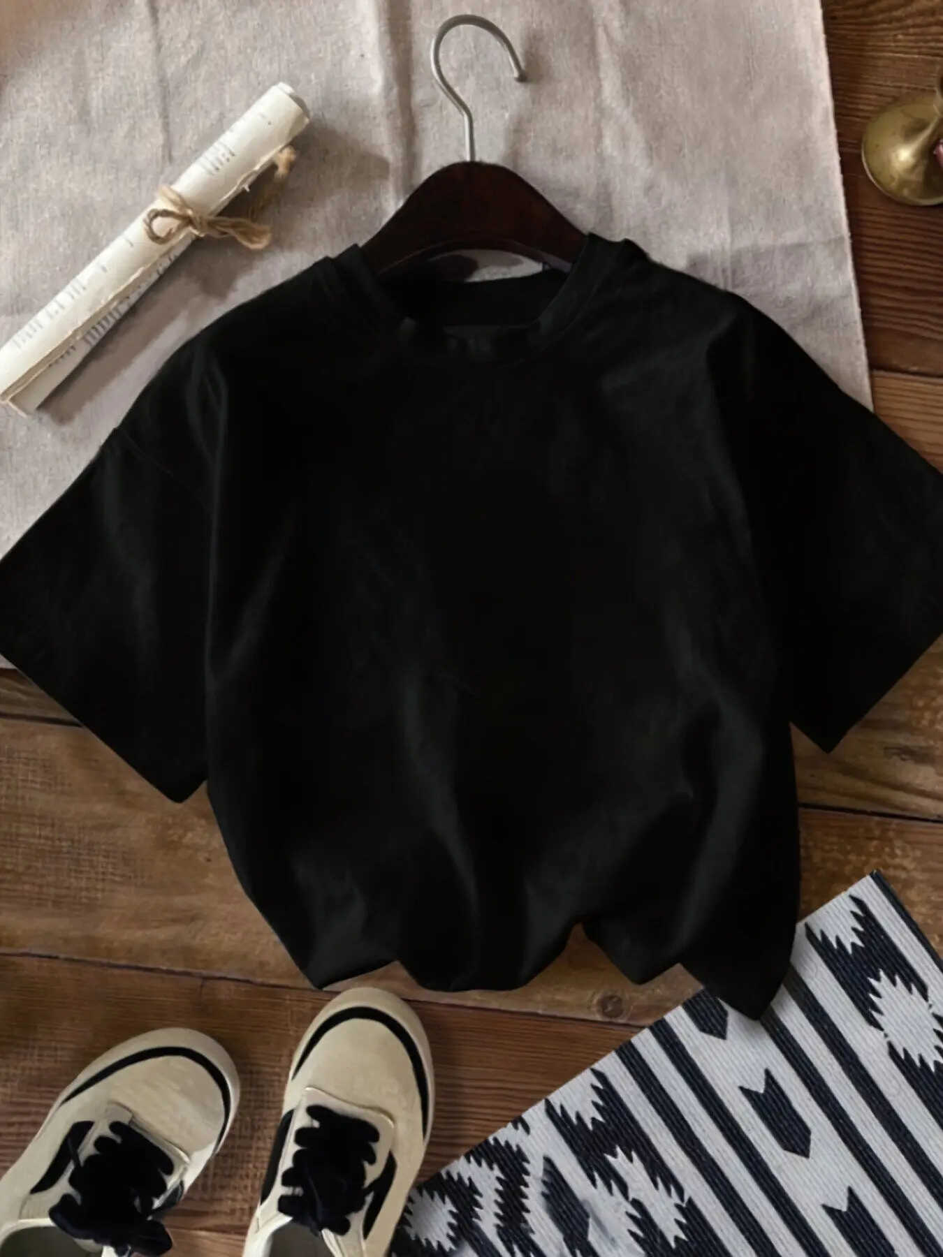 MOREPOR Женская повседневная футболка с коротким рукавом — черная с розовым принтом «MORE AMOR POR FAVOR» с буквенным принтом и сердечком