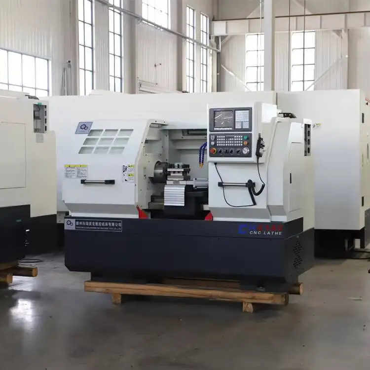 Tornio CNC personalizzato in fabbrica Ck6140 Macchina utensile orizzontale di piccola precisione Struttura a letto piatto Capacità di carichi medie con