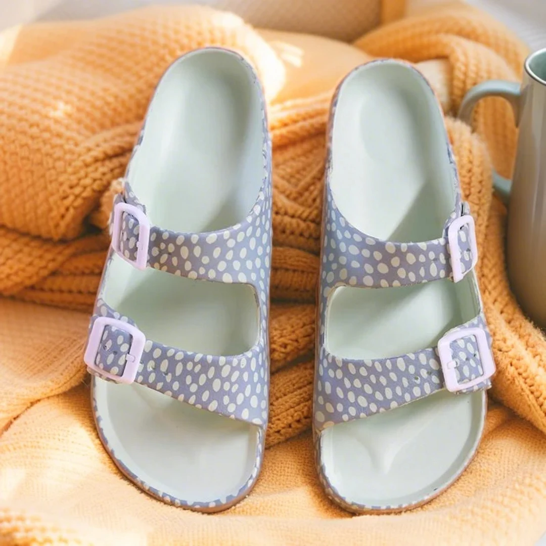 تصميم المنصة ينتهي الأحذية النسائية ذات الهالة الطويلة، بينما تصادم عناصر منقطة حية مع عبوة الموضة. من كومو #6