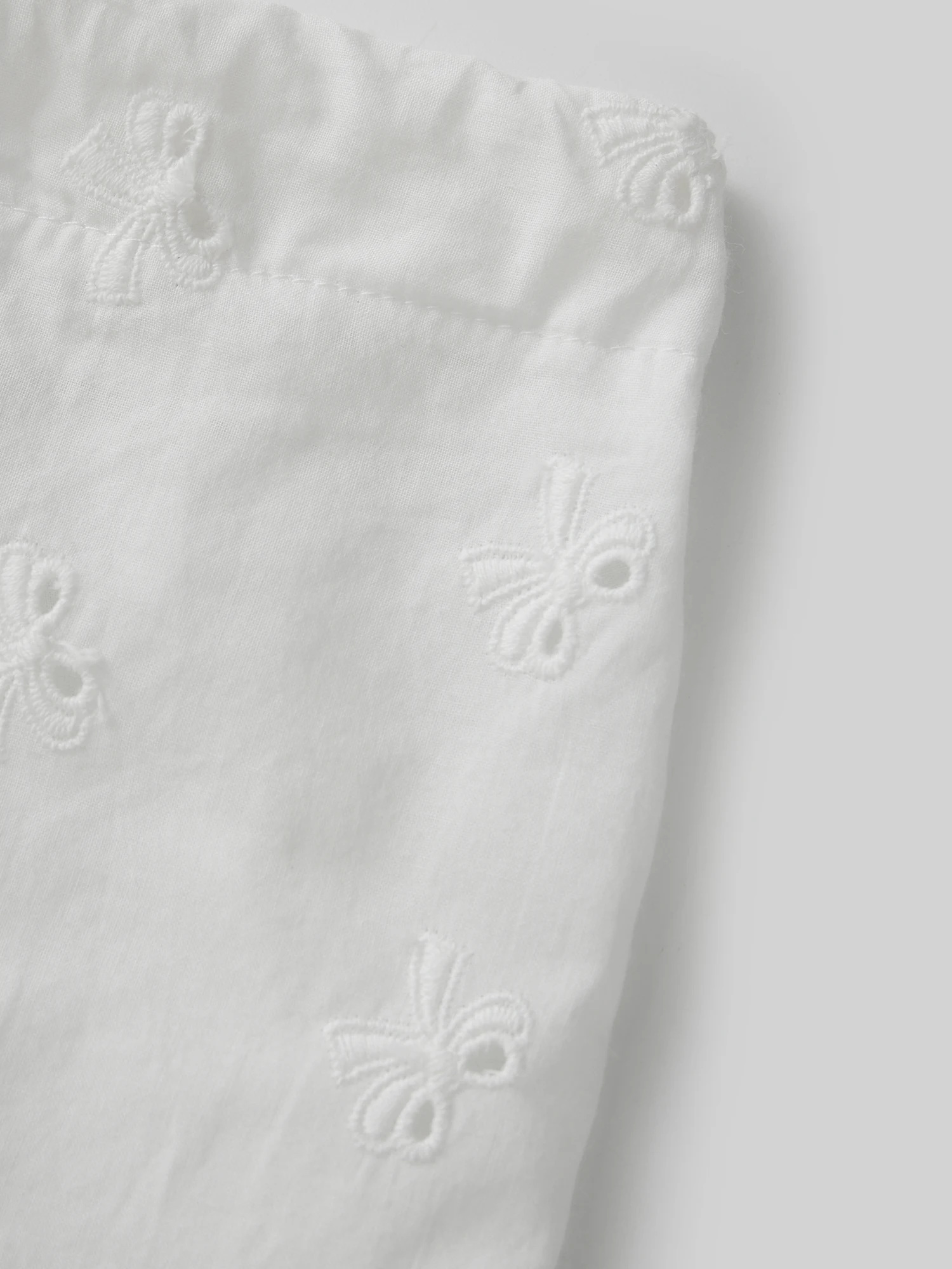 شورت نسائي من القطن خفيف الوزن مع حزام خصر مطاطي وتفاصيل تطريز زهور رقيقة لراحة الصيف