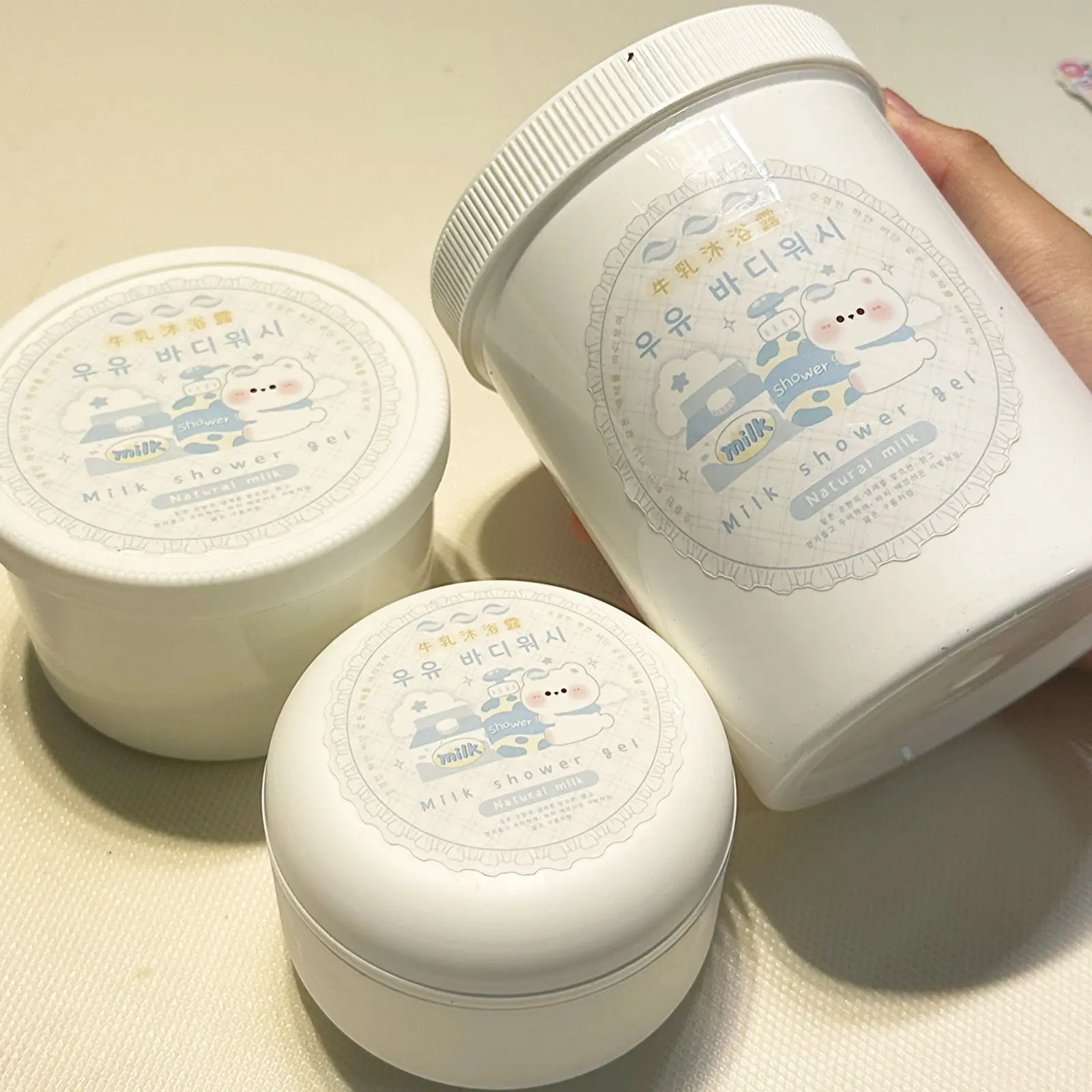 

Бюджет - дружественный белый клей, пенящийся гель для душа из коровьего молока, слизь от длинных гелей для душа