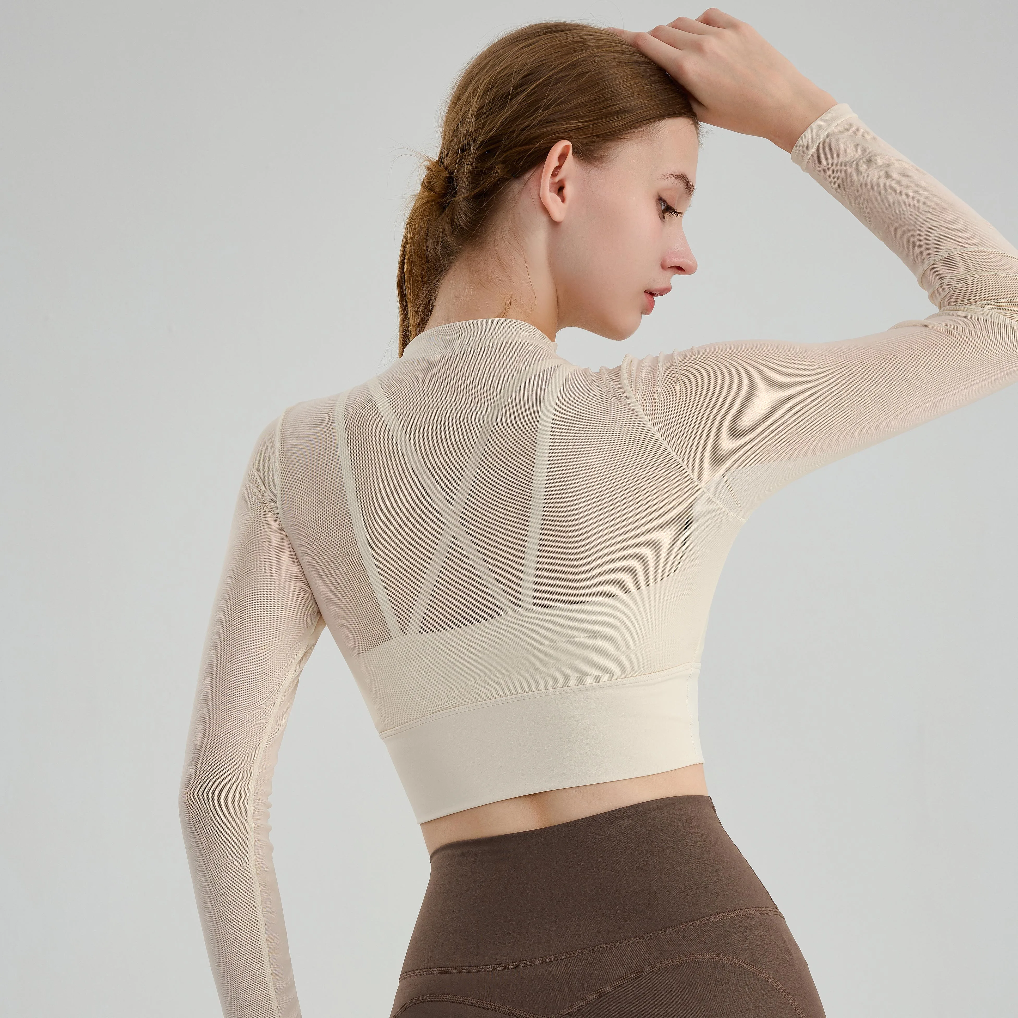 Damska koszulka do jogi Oddychający top do jogi Naszywki z siateczki Slim-Fit Design Wewnętrzny biustonosz Skrzyżowane ramiączka Dwuwarstwowa odzież