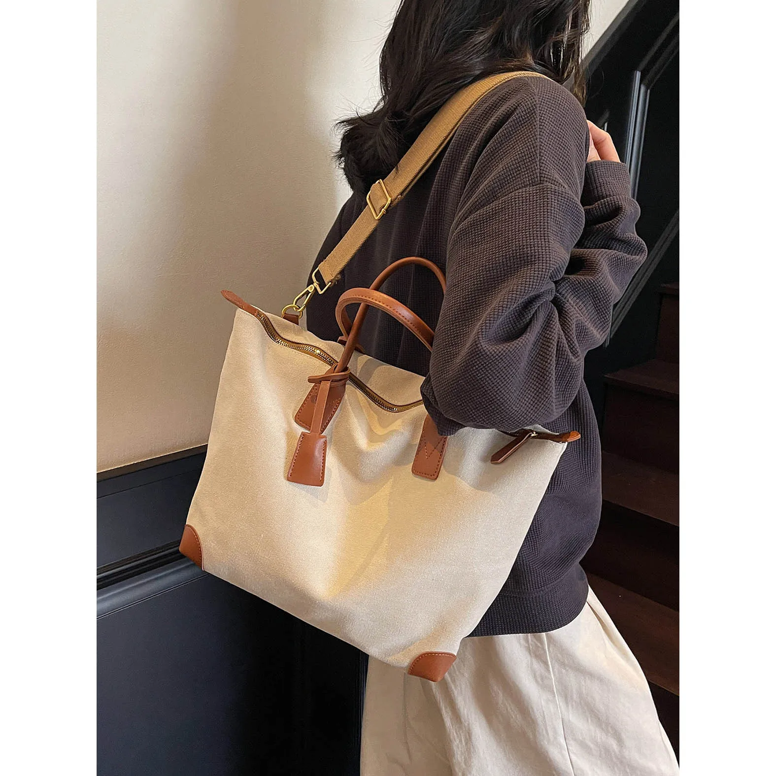 

Large capacity high-end waterproof travel bag, fashionable and simple one shoulder diagonal cross computer bag business tote bag