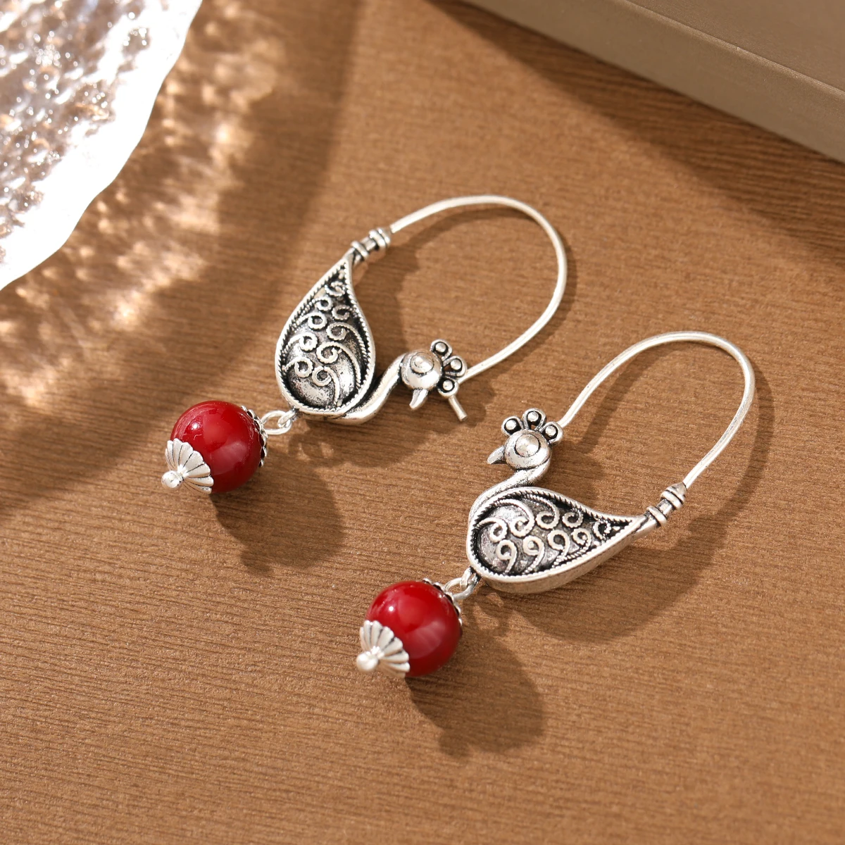 Retro Ethnische Damen-Kupferohrringe mit Pfauenförmigen Anhängern und Künstlichen Edelsteinperlen, Ideal für Partys und Verabredungen. – Detail 4