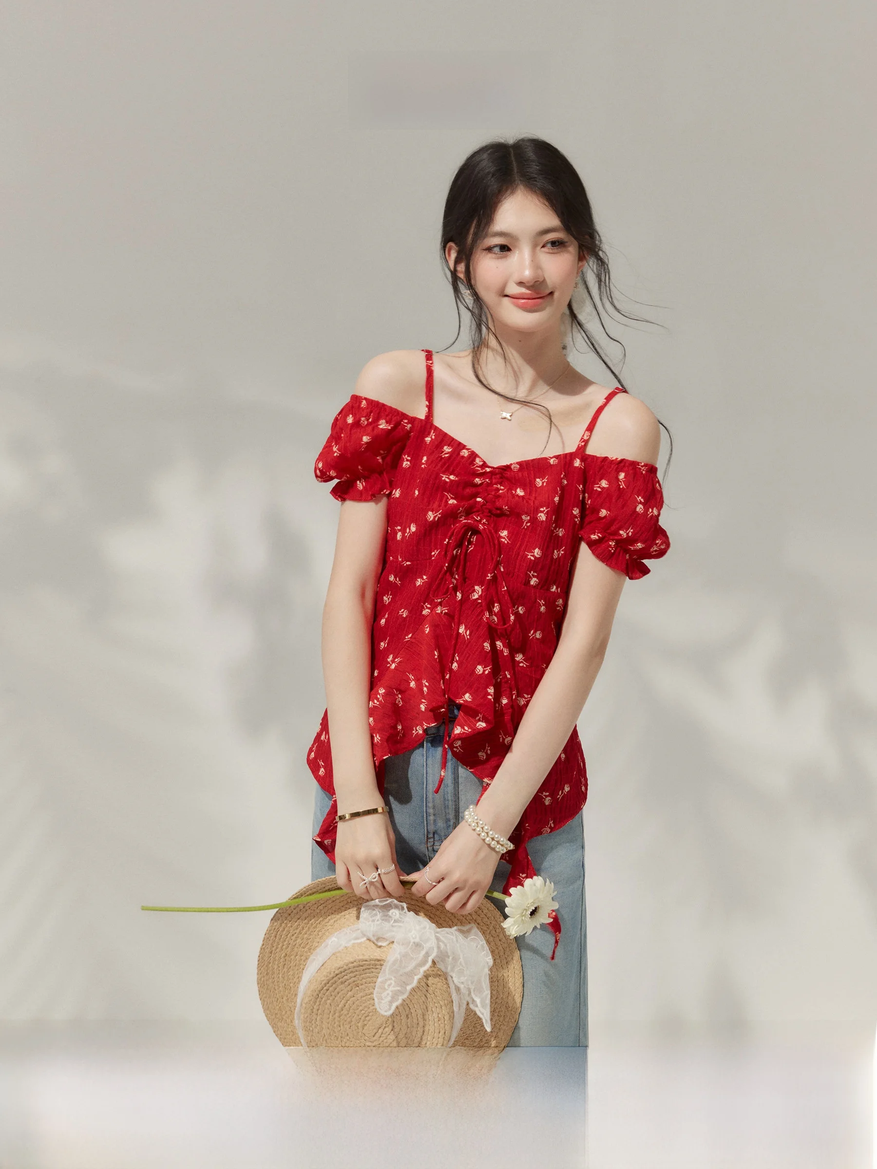 

Летняя женская блузка с красным цветочным принтом, свободного кроя, с рукавами-фонариками, в повседневном стиле, с коротким рукавом, на одно плечо, от Yang Xue