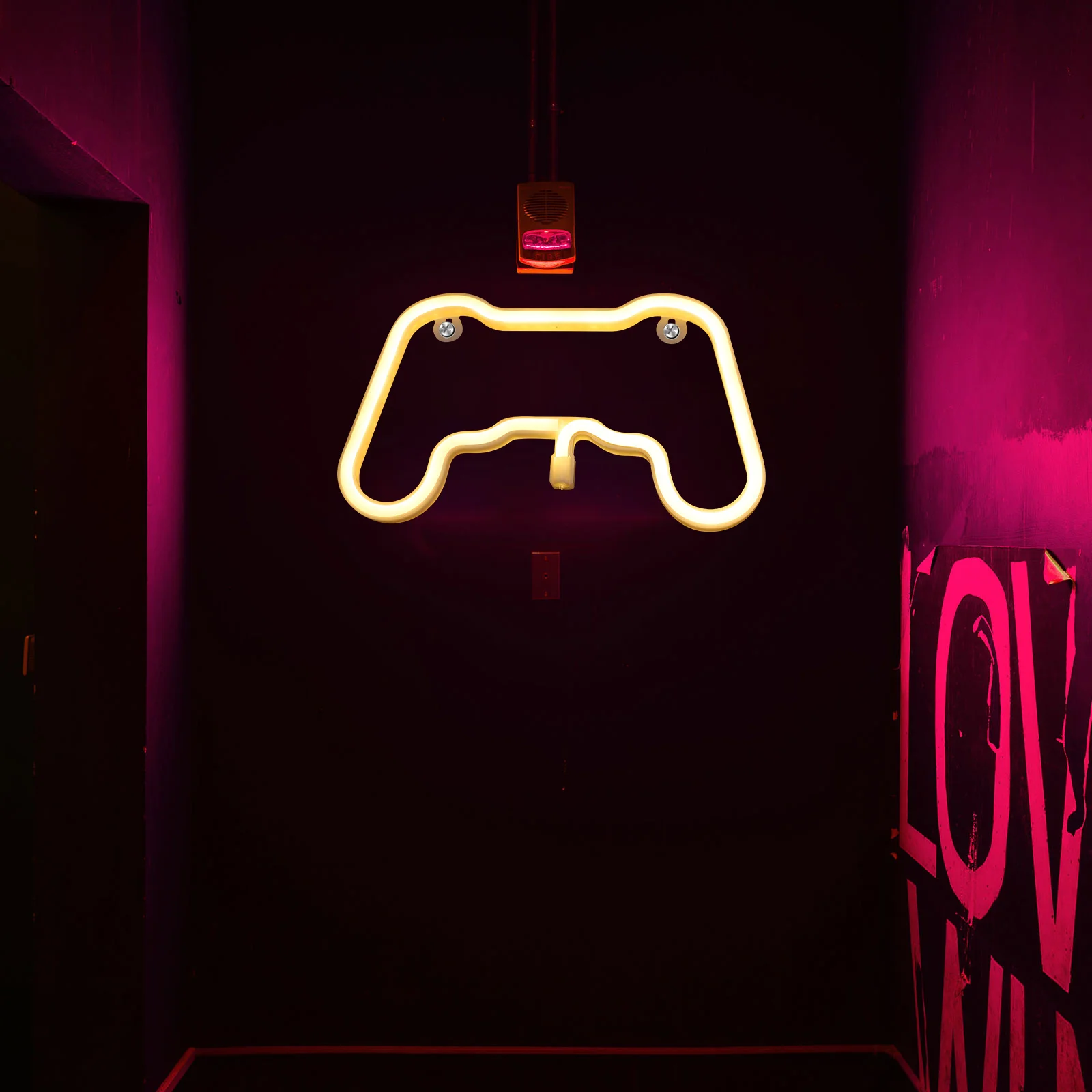 ديكور إضاءة LED بعلامة نيون للتحكم في الألعاب مع تأثير إضاءة فريد من نوعه على شكل إبداعي لغرفة النوم على الحائط ليلاً