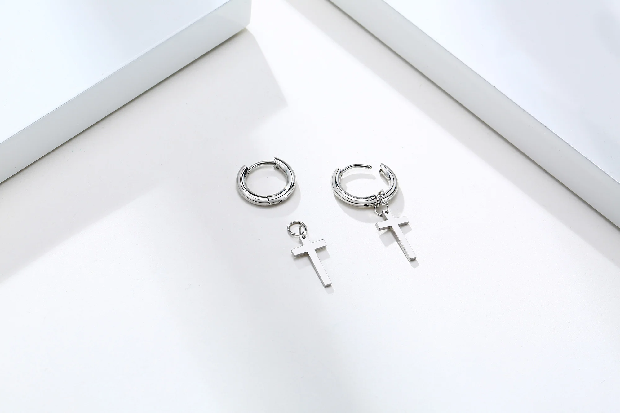 Edelstahl-Ohrring mit Kreuz-Charm für Jungs- und Herrenschmuck – Detail 4