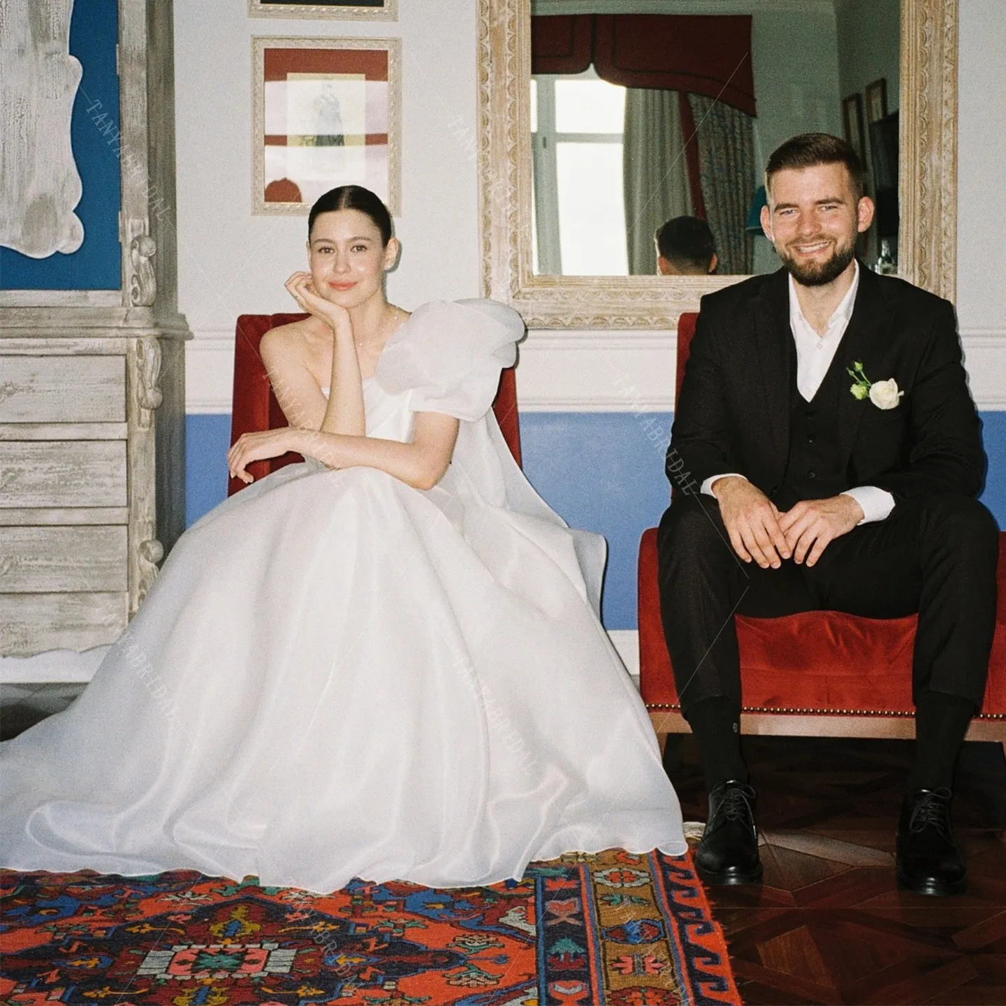 Abito da sposa classico in organza senza maniche con una spalla Una linea Sweep Train Abito da sposa per servizio fotografico Abito da sposa elegante TSWD828