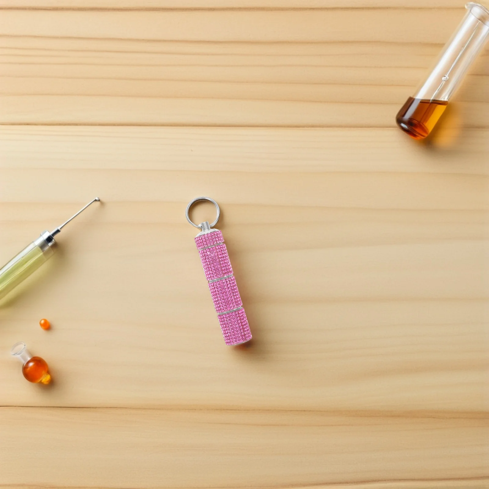 LLavero de pastillero con diamantes de imitación, organizador de medicina portátil de 3 secciones, pastillero de viaje, llavero, pequeño contenedor de Metal para pastillas