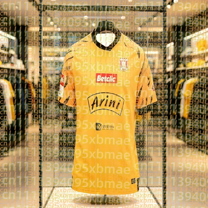 nova-camisa-de-futebol-masculina-2026-cracovia-listrada-vertical-vermelha-e-branca-betclic-arini-leve-polonesa-confortavel-para-praia