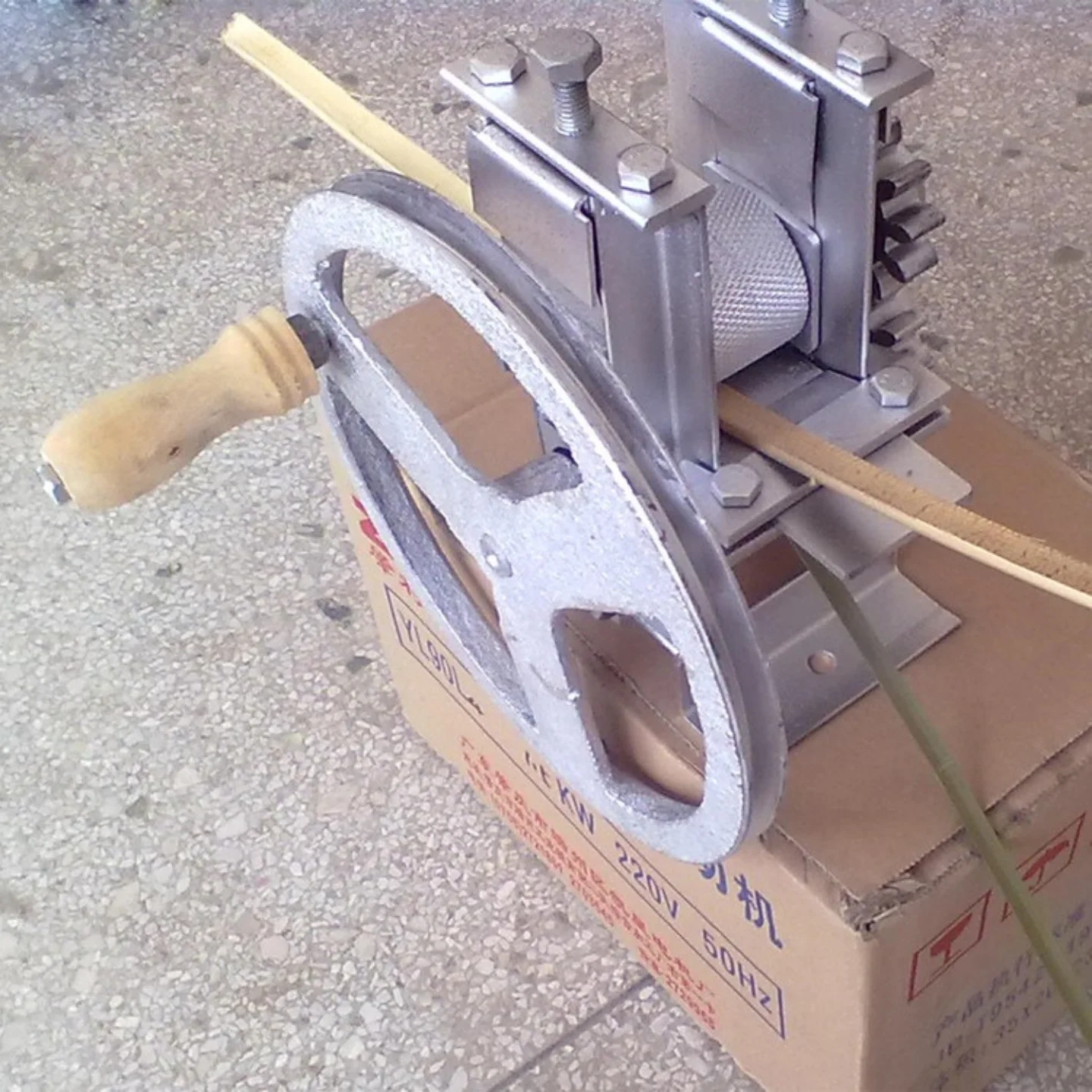 

Small Hand-Cranked Bamboo Splitting Machine - Portable Manual Bamboo Stripper for DIY Bamboo Crafts & Home Use