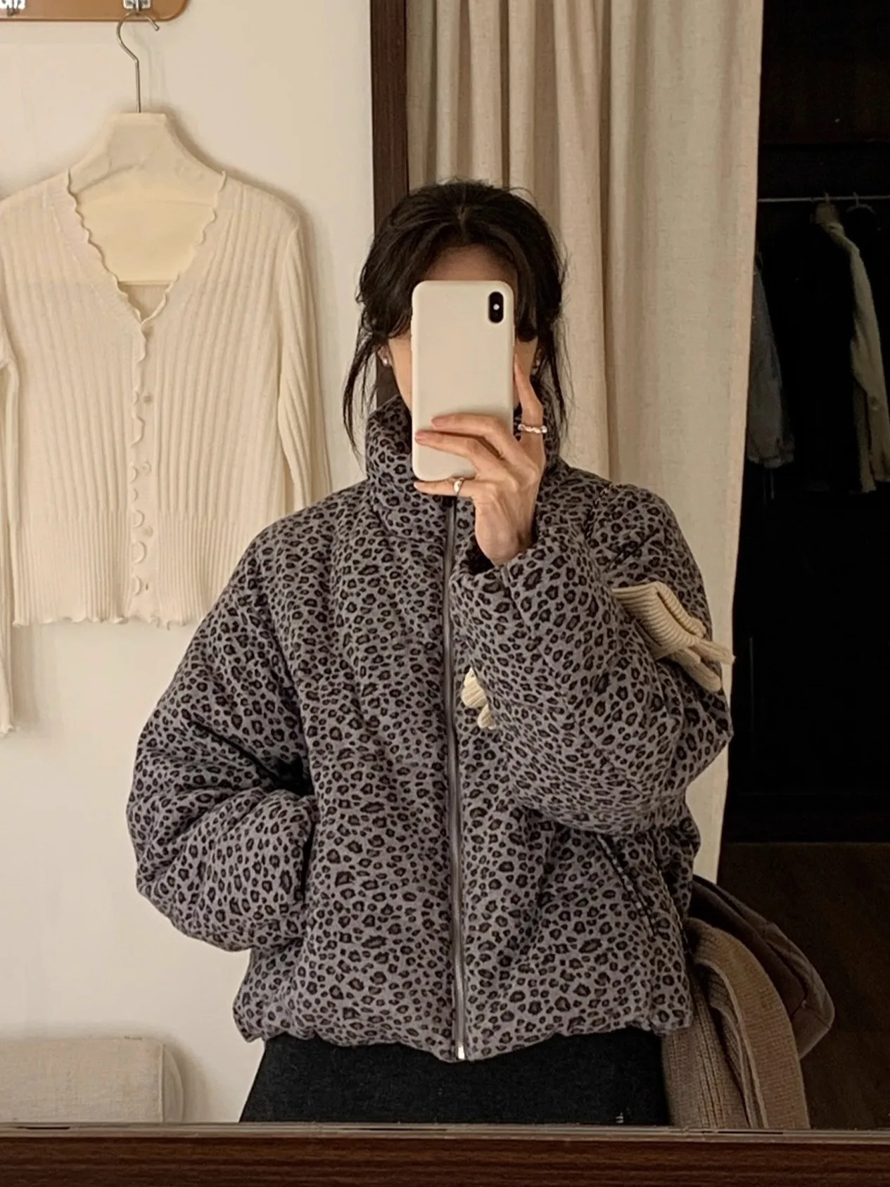 

BRIVIN Корейская женская короткая пуховая куртка с леопардовым принтом и воротником-стойкой, зима 2025, свободный крой, стройнящий силуэт, утепленная