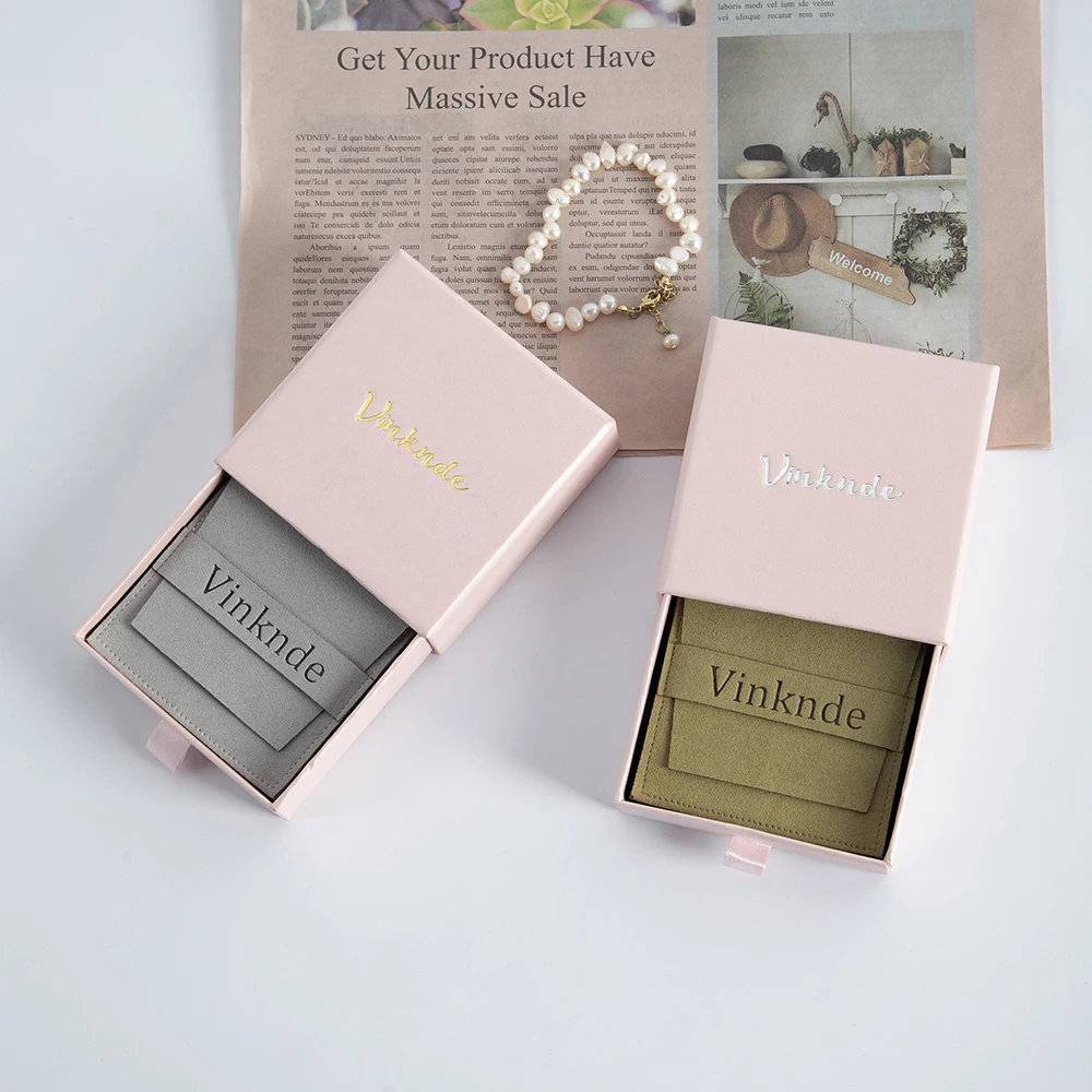 Logo personalizzato 50 pezzi Custodia per imballaggio di gioielli Scatola per cassetti in cartone Orecchini di moda Anelli Scatole per imballaggio con borsa da sposa in pelle scamosciata