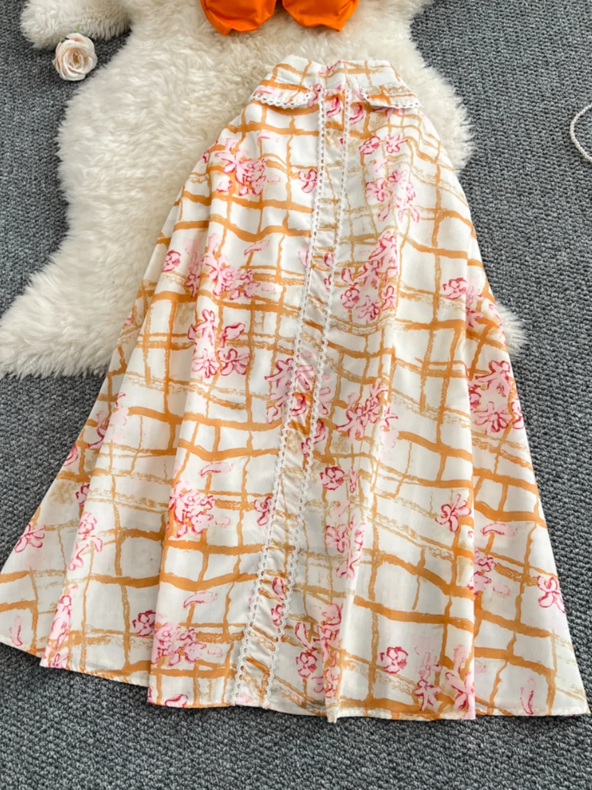 Conjunto de duas peças de verão para férias na praia, com alças sensuais no pescoço, saia midi estampada de cintura alta e mo...