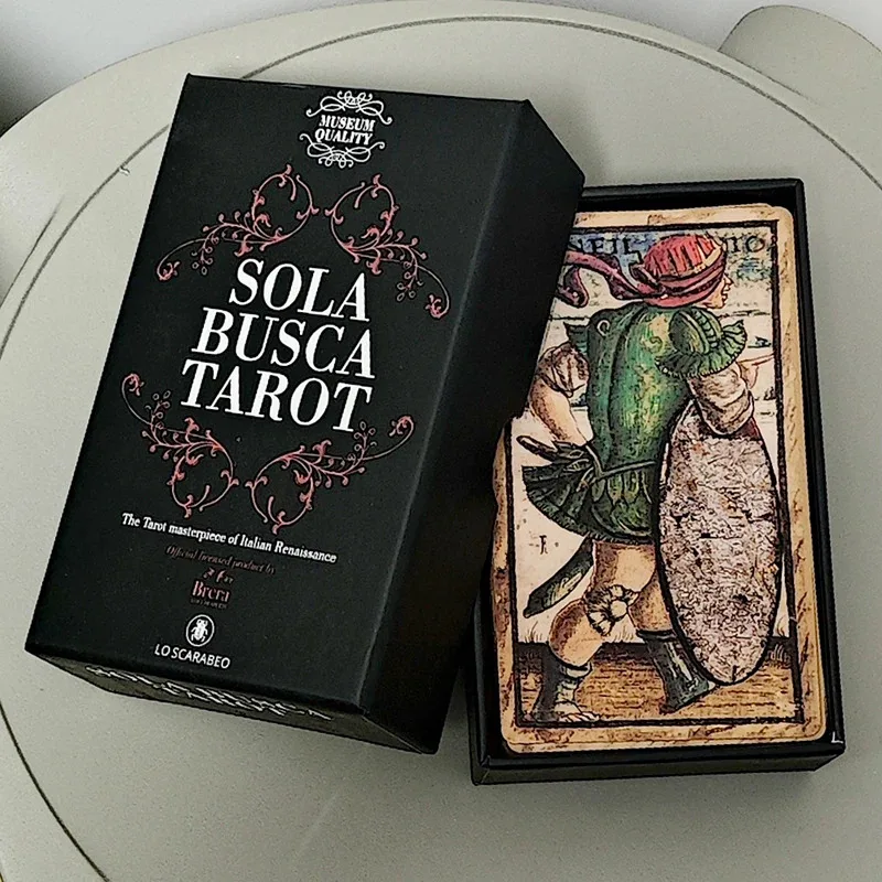 

Колода Таро Sola Busca - 78 винтажных карт в жесткой коробке, 12×7 см, напечатанные на 350GSM двойном тисненом картоне для коллекционеров и читателей