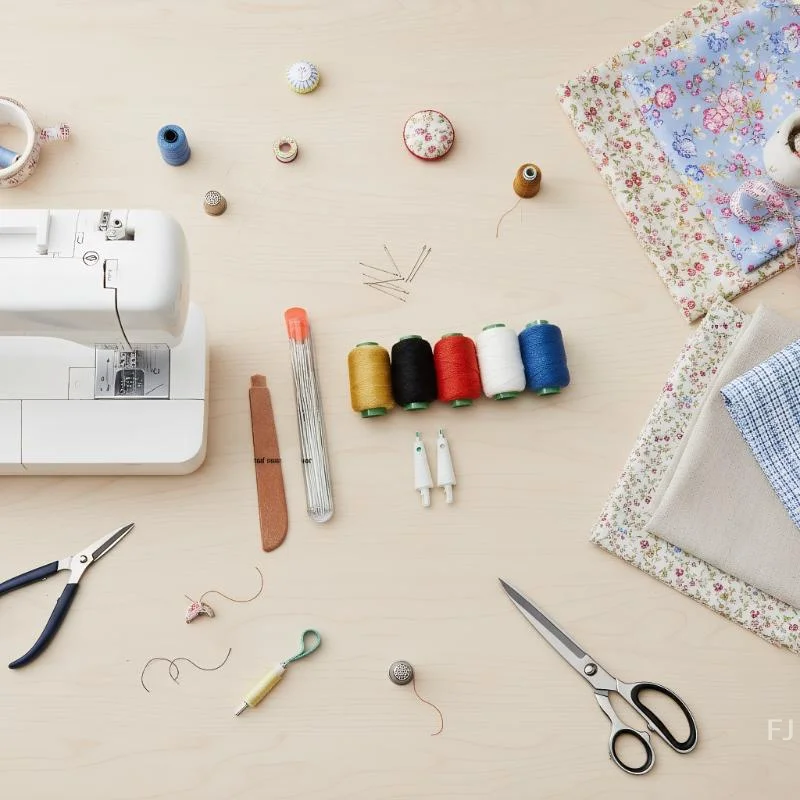 

"Set of 5 Versatile Sewing and Repair Tools, Including Simple Sewing Kit, Dependable Needles for Quilting Tasks