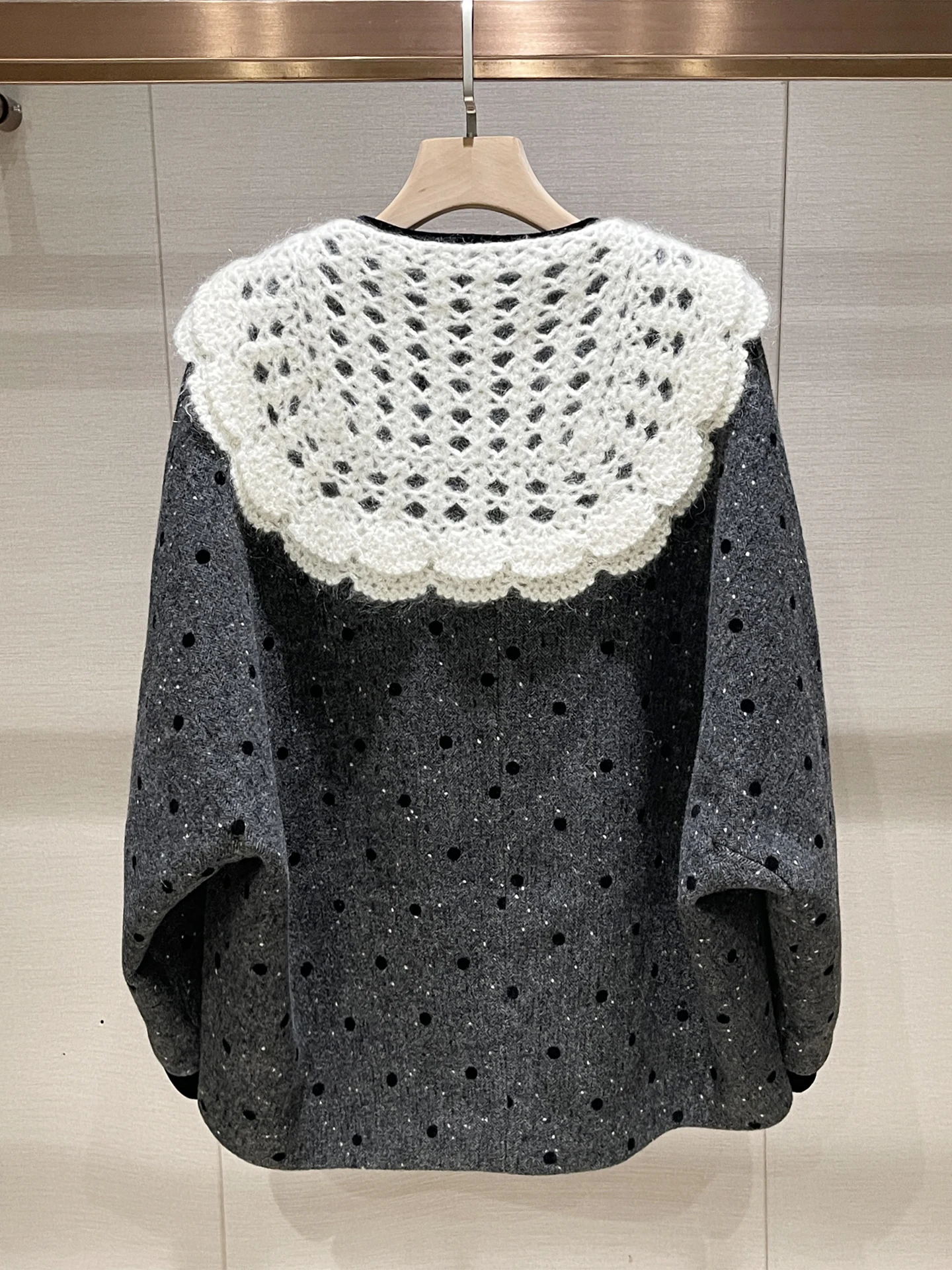 Cappotto Invernale Versatile in Lana, Lungo e Ampio con Risvolto e Dettagli a Bottoni, Stile Elegante e Pratico per il Pendolarismo