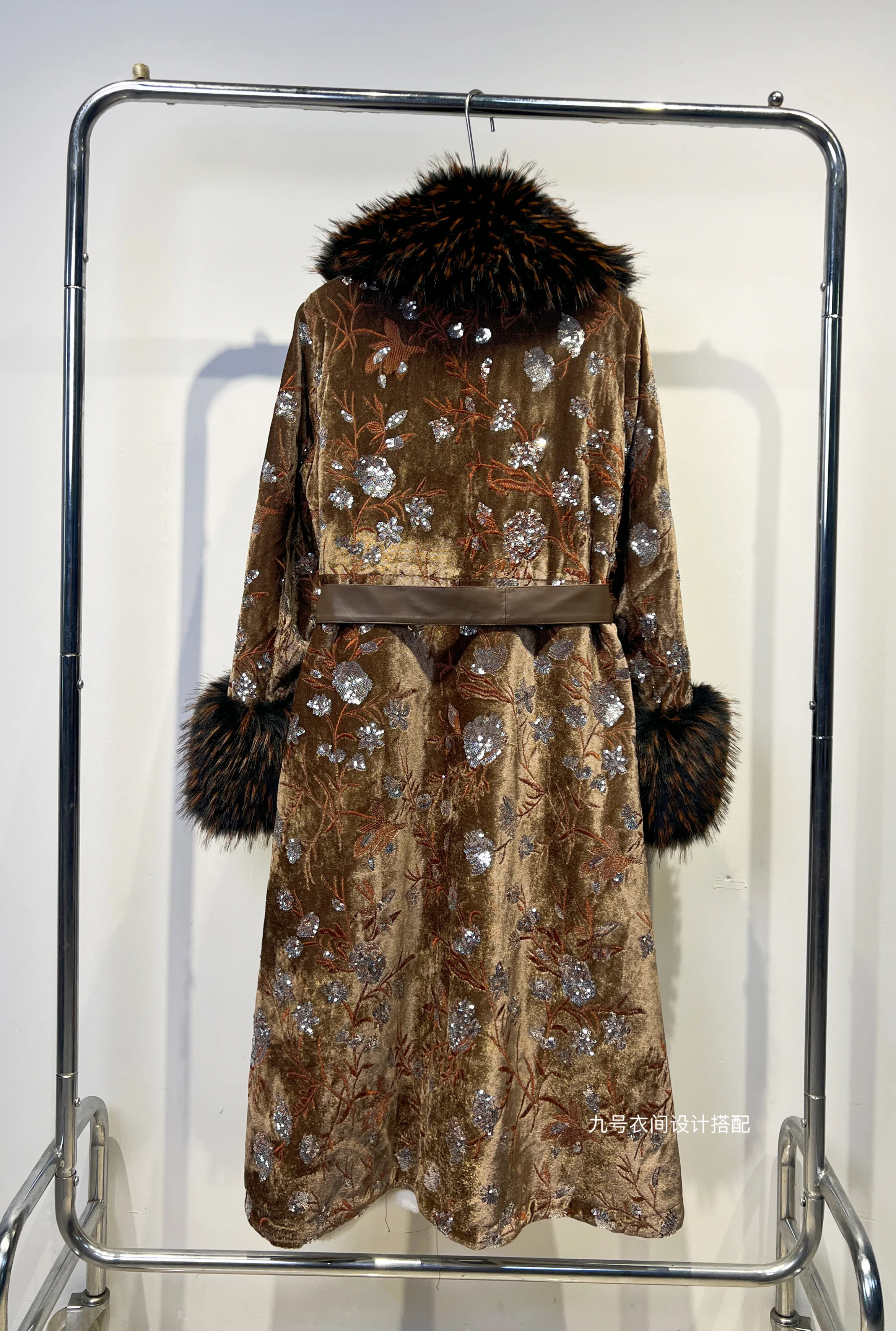 2025 شتاء جديد عصري الفراء مبطن الترتر المطرزة فو الفراء معطف للنساء فضفاض طويل فو الفراء معطف الشتاء معطف المرأة