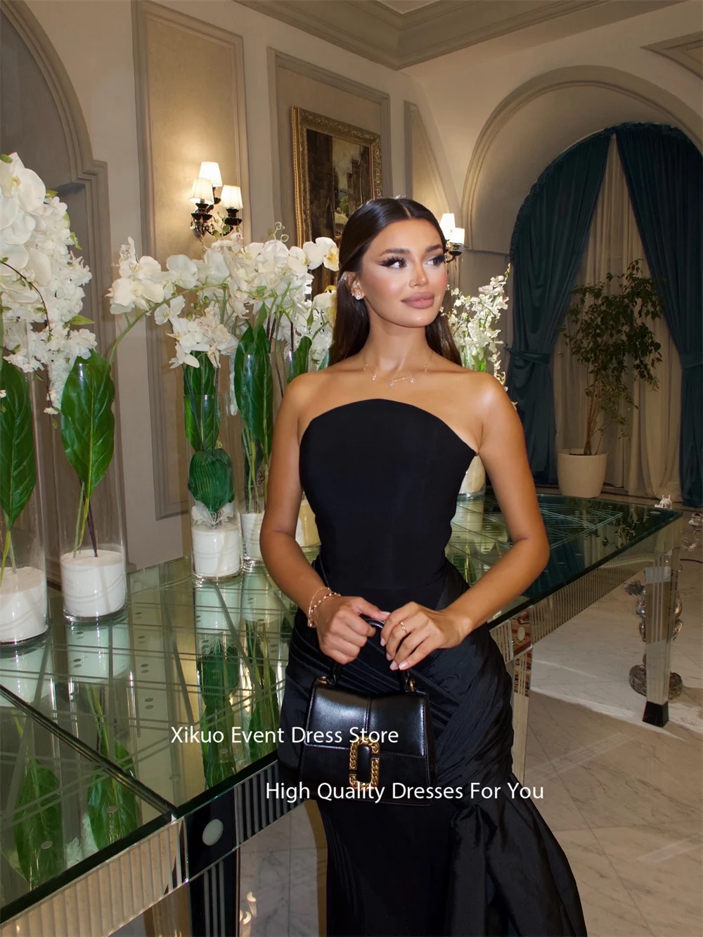 فساتين سهرة Xikuo مطوية بدون أكمام بطول الأرض بأربطة من الخلف لحفلات الزفاف من الساتان بدون حمالات فستان حفلة موسيقية مخصص