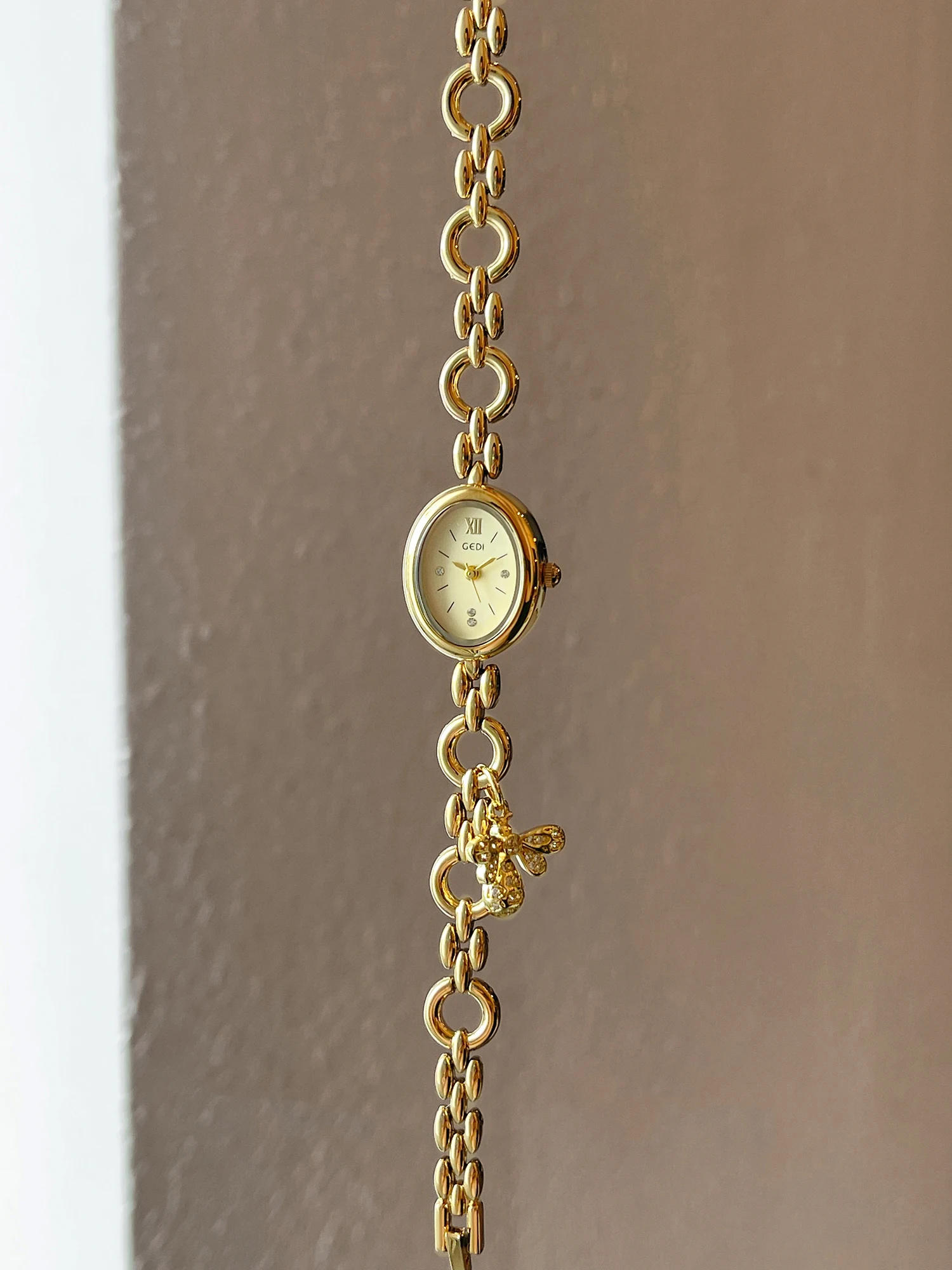 2025 ساعات نسائية فاخرة ريترو مع قلادة على شكل سوار عصرية عالية الجودة ساعة يد كوارتز نسائية خفيفة الوزن