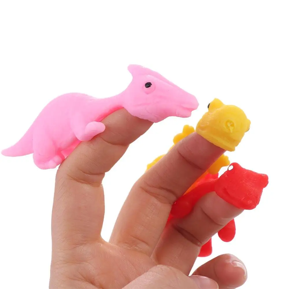 Divertimento ingannevole lancio dinosauro giocattolo elastico giocattolo TPR espulsione delle dita dinosauro appiccicoso divertente uccelli con dita volanti giocattoli per bambini