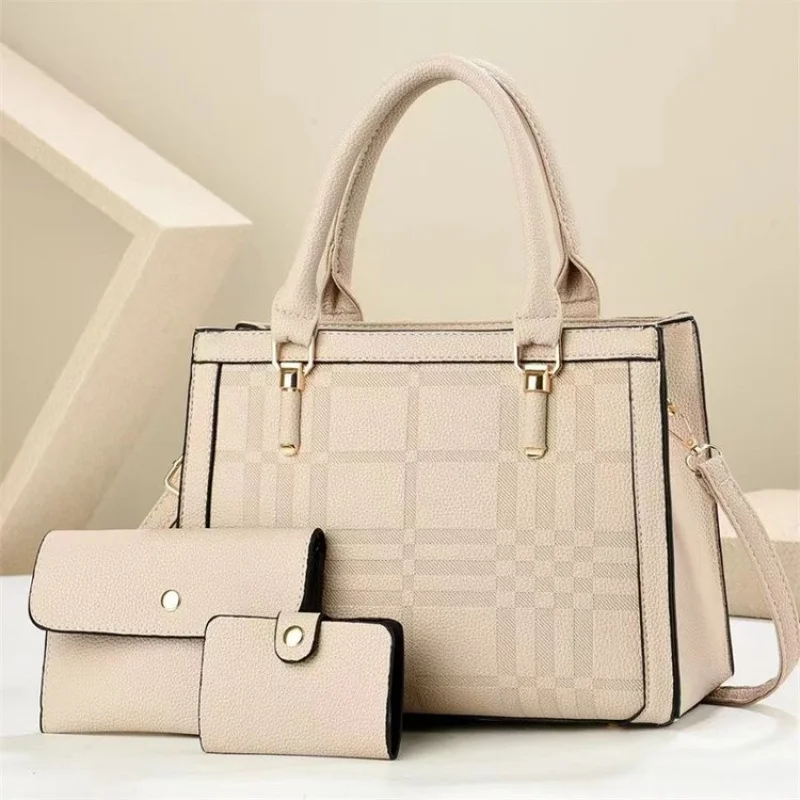 

Vintage Style Elegant Handbag For Ladies With Shoulder Strap And Premium Leather Construction