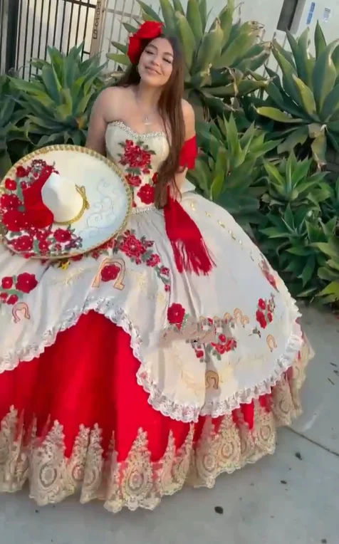 Aangepaste rood witte Mexicaanse charro prinses Quinceanera jurk 2025 veterponcho bloemen geborduurde strik bestido de 15 jaar