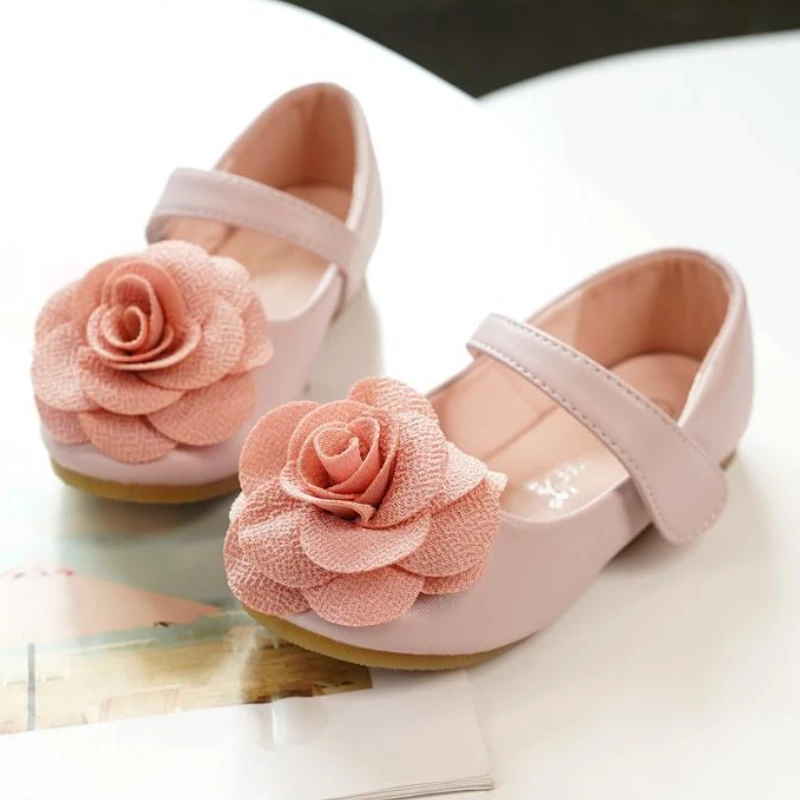 

Весенняя новая детская кожаная обувь, модная обувь принцессы с цветочным узором для маленьких девочек, нескользящая детская повседневная обувь на мягкой подошве