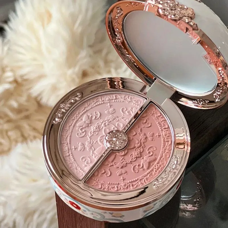 

Коллекция Flower Knows Blushes Butterfly Cloud Collar Bunny Garden: Румяна и хайлайтер в комплекте, осветляющая пудра-дуэт