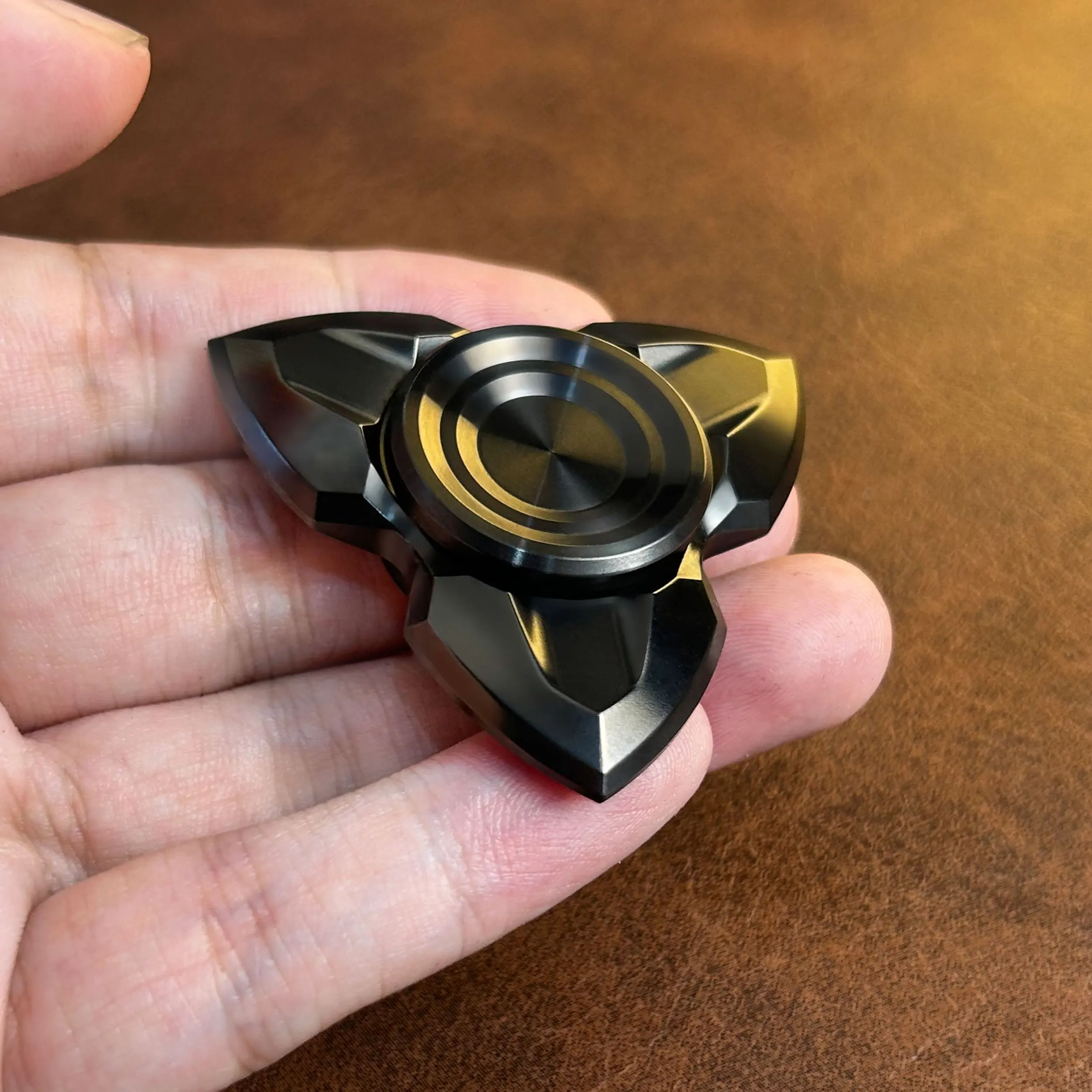 ฟิดเจ็ตสปินเนอร์แบบสามใบพัด Valkyrie และ Apache XL ให้ความรู้สึกในการหมุนมือแบบเร็ว ผลิตจากสแตนเลส 304 ด้วยกระบวนการ CNC