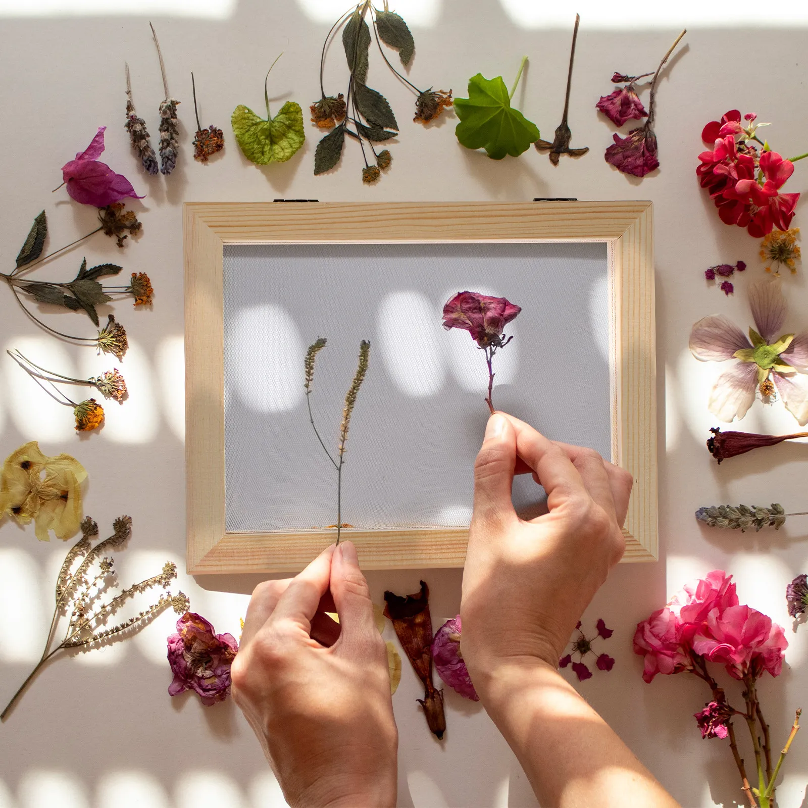 

Набор для изготовления бумаги: Двухслойная деревянная рама, сетчатая форма, инструмент для ручной работы, пресс-форма и декель для бумаги