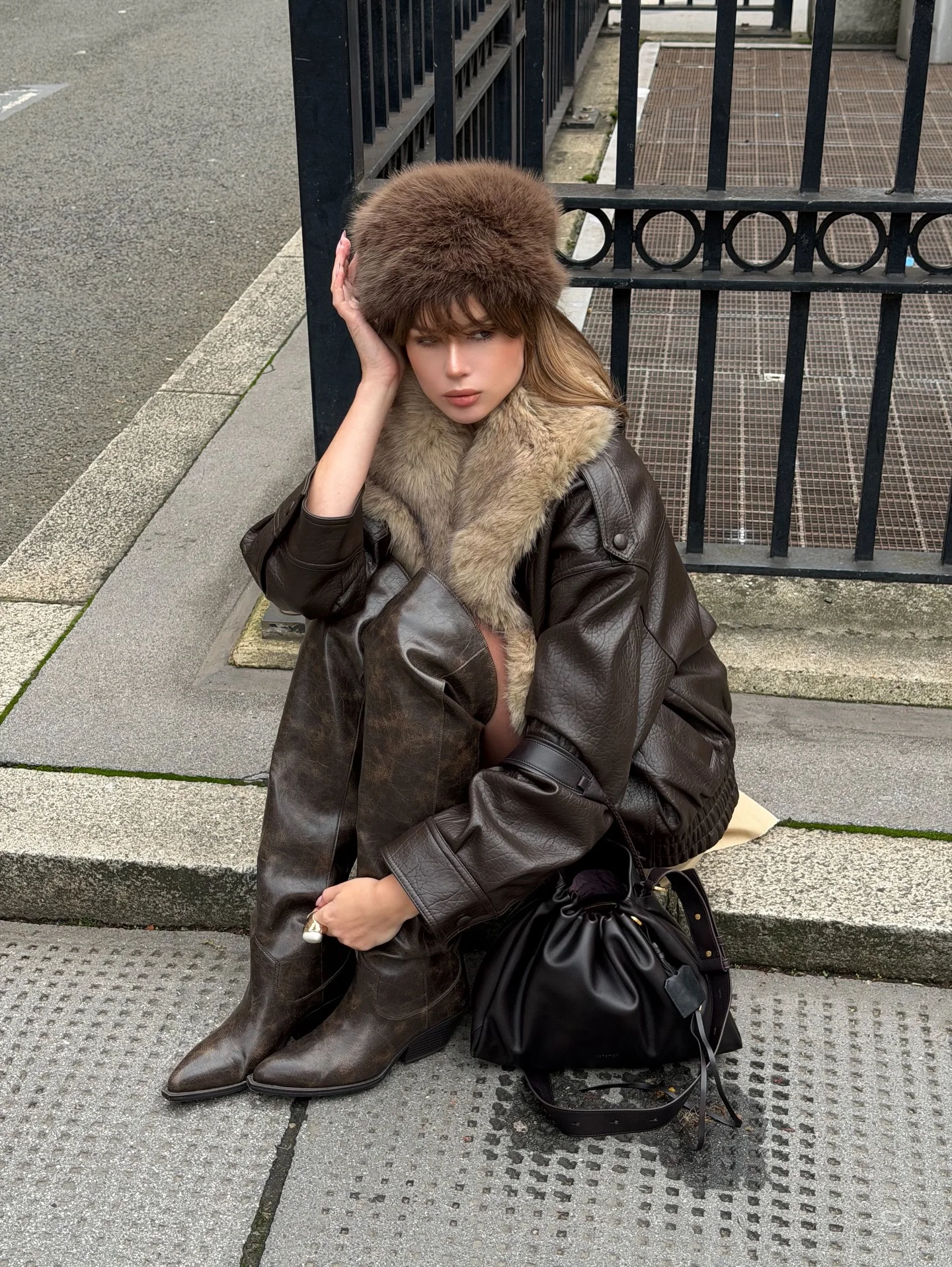 Chaqueta de cuero con cuello de piel sintética marrón para mujer, abrigos de manga larga de diseño de gran tamaño, ropa de abrigo de fiesta versátil y lujosa a la moda 2025