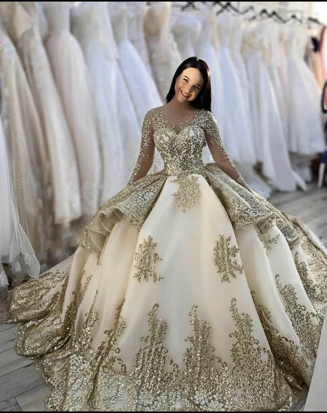 

Customized Vintage Long Sleeves Wedding Dress With Gold Lace Appliques Chapel Train Sparkly Ball Gowns Puffy Bride Dress