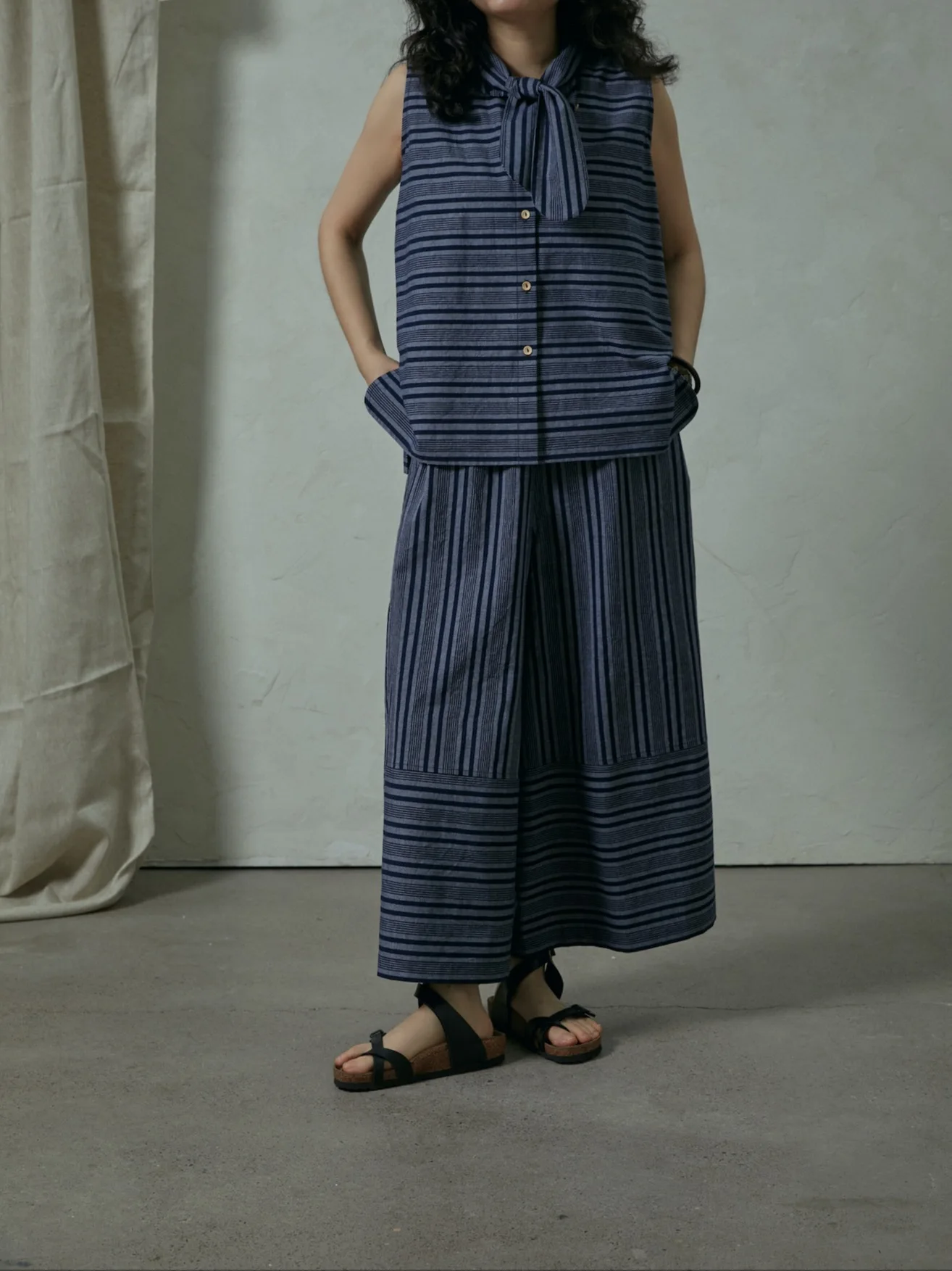 

Летняя женская блузка Tendblank оригинального дизайна с цветными ткаными полосками, поясом-завязкой, из легкого хлопка, свободного кроя