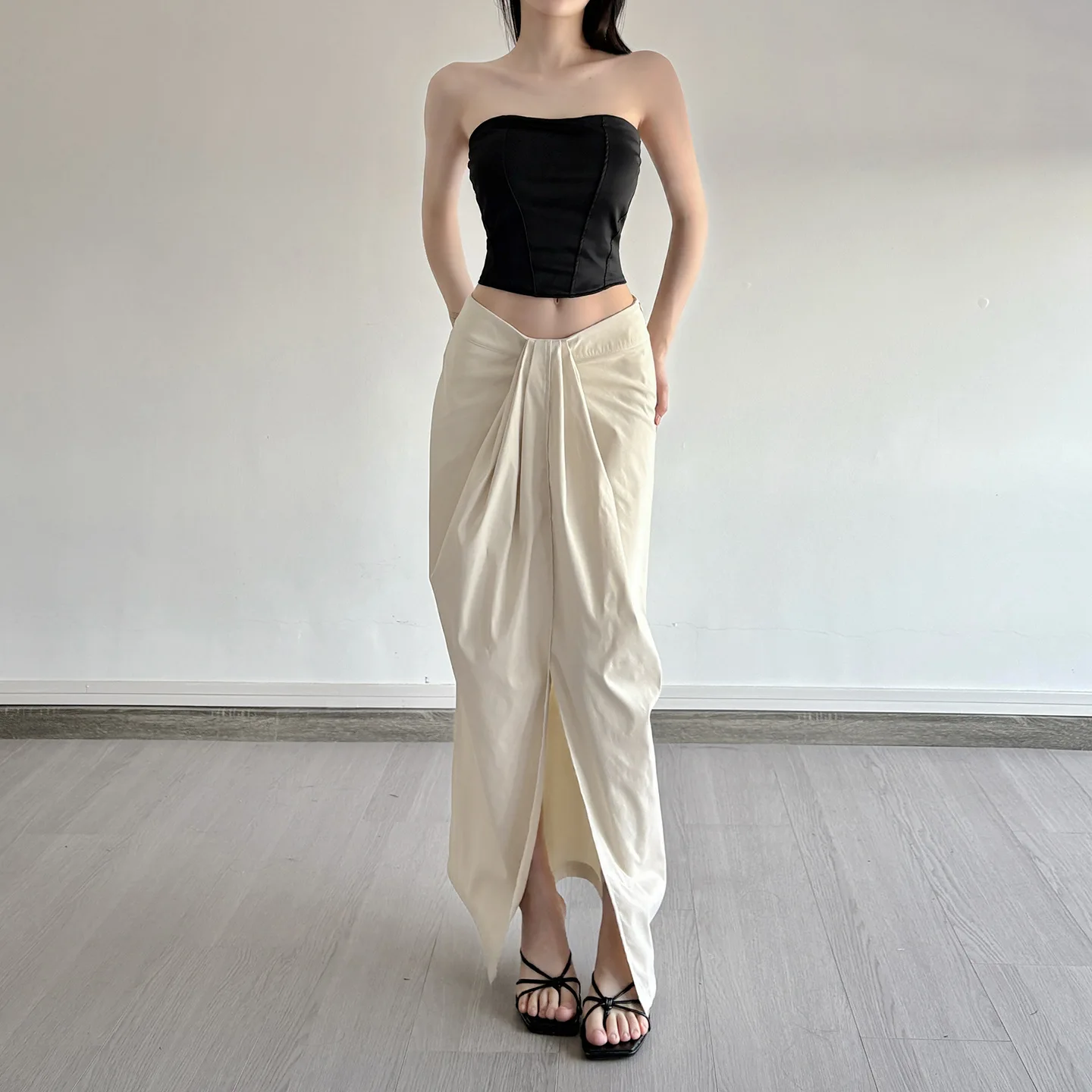 디자인 감각이 돋보이는 허리 주름 디자인의 단색 스커트, 여성 니치 스트릿 유럽 및 미국 스파이스 걸 스타일의 힙 스플릿 롱 스커트.