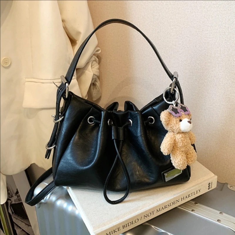 

Solid Color Retro Pu Leather Girls Shoulder Bag Large Capacity Casual Female Drawstring Bucket Bag Bear Pendant Ladies Tote Bags