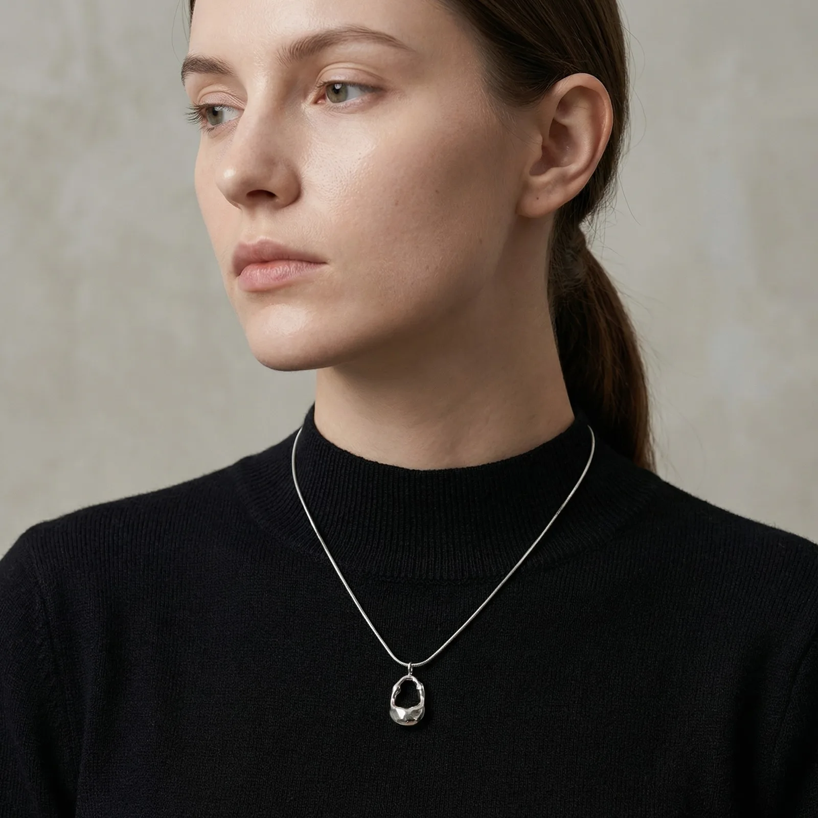 Modische Exquisite Hohle Unregelmäßige Wassertropfen-Anhänger Edelstahl-Halskette für Frauen Luxuriöser Wasserfester Schmuck für Party und Alltag – Detail 4