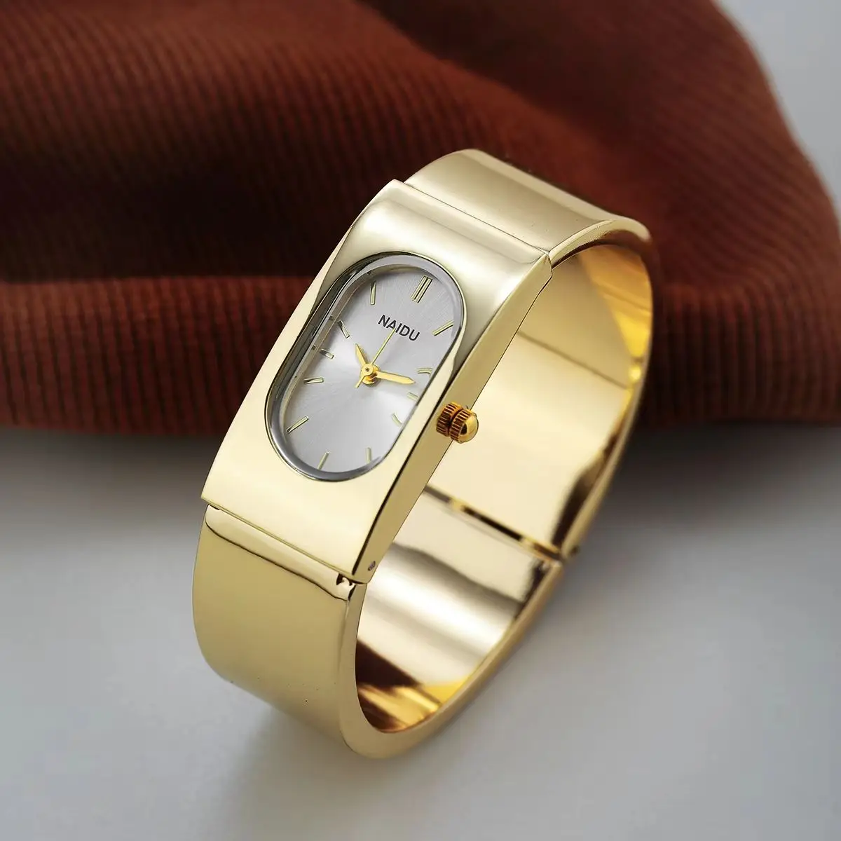 1 Piece of Women's Vintage Bracelet-Style Quartz Watch with an Oval Brushed Silver Dial and Metal Open Bracelet Wristwatch, Offering a Light Luxury and High-End Feel, a Niche Commuter Watch for Women