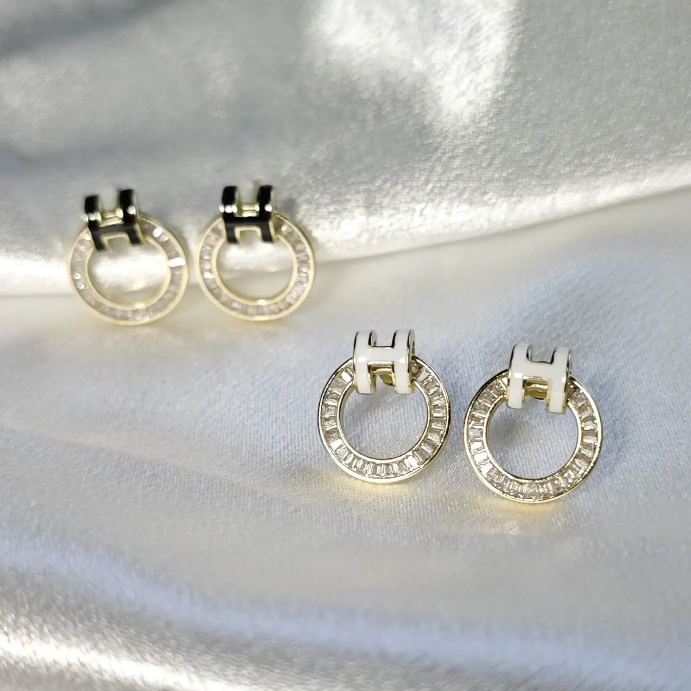 أزياء حرف H كامل الماس الدائري وأقراط 2025 الخريف والشتاء الأقراط الراقية الجديدة